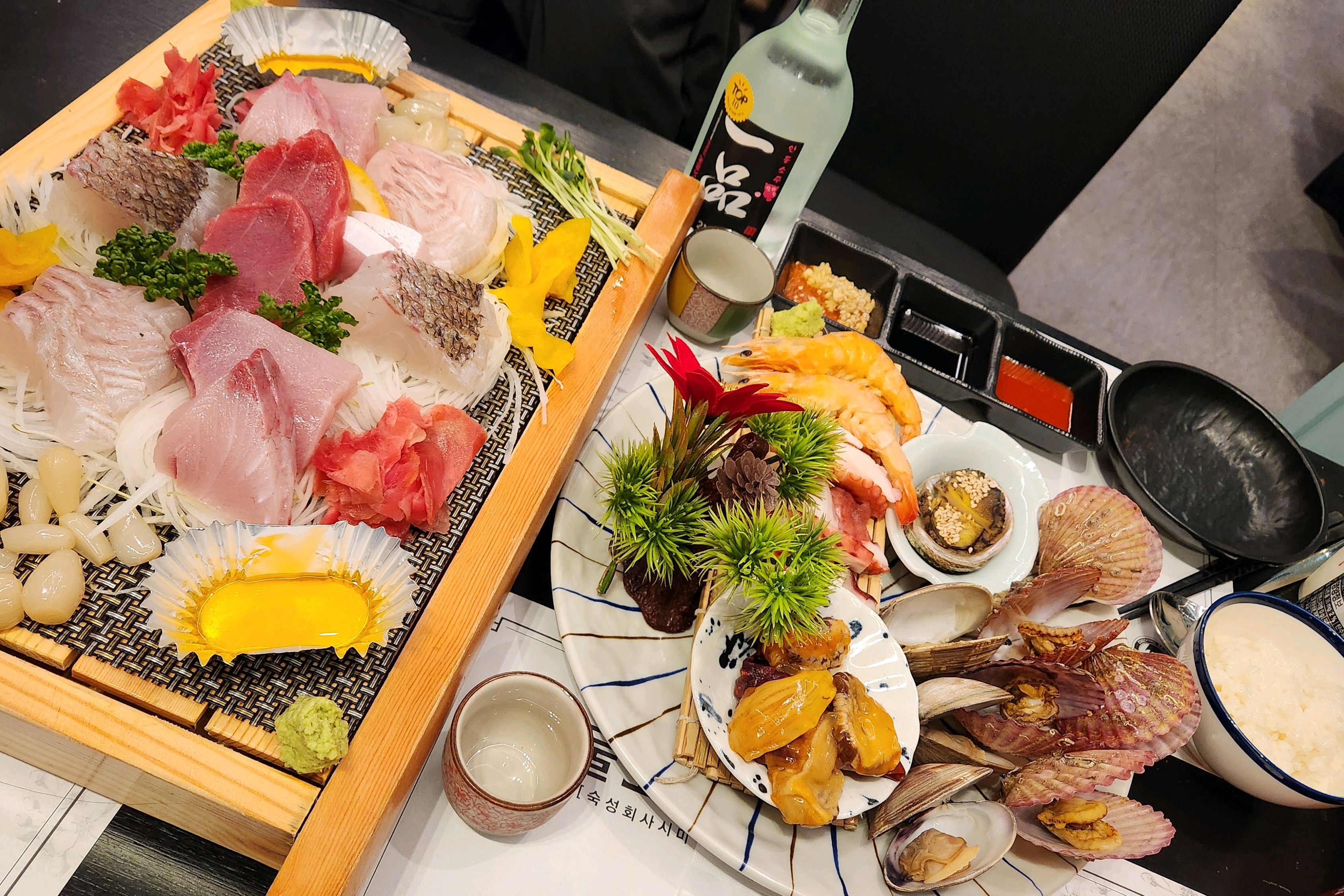 대방어회는 처음 먹어뵜은데 정말 너무 맛있어요.. 다른 회도 전부 신선하고 사이드로 나오는
