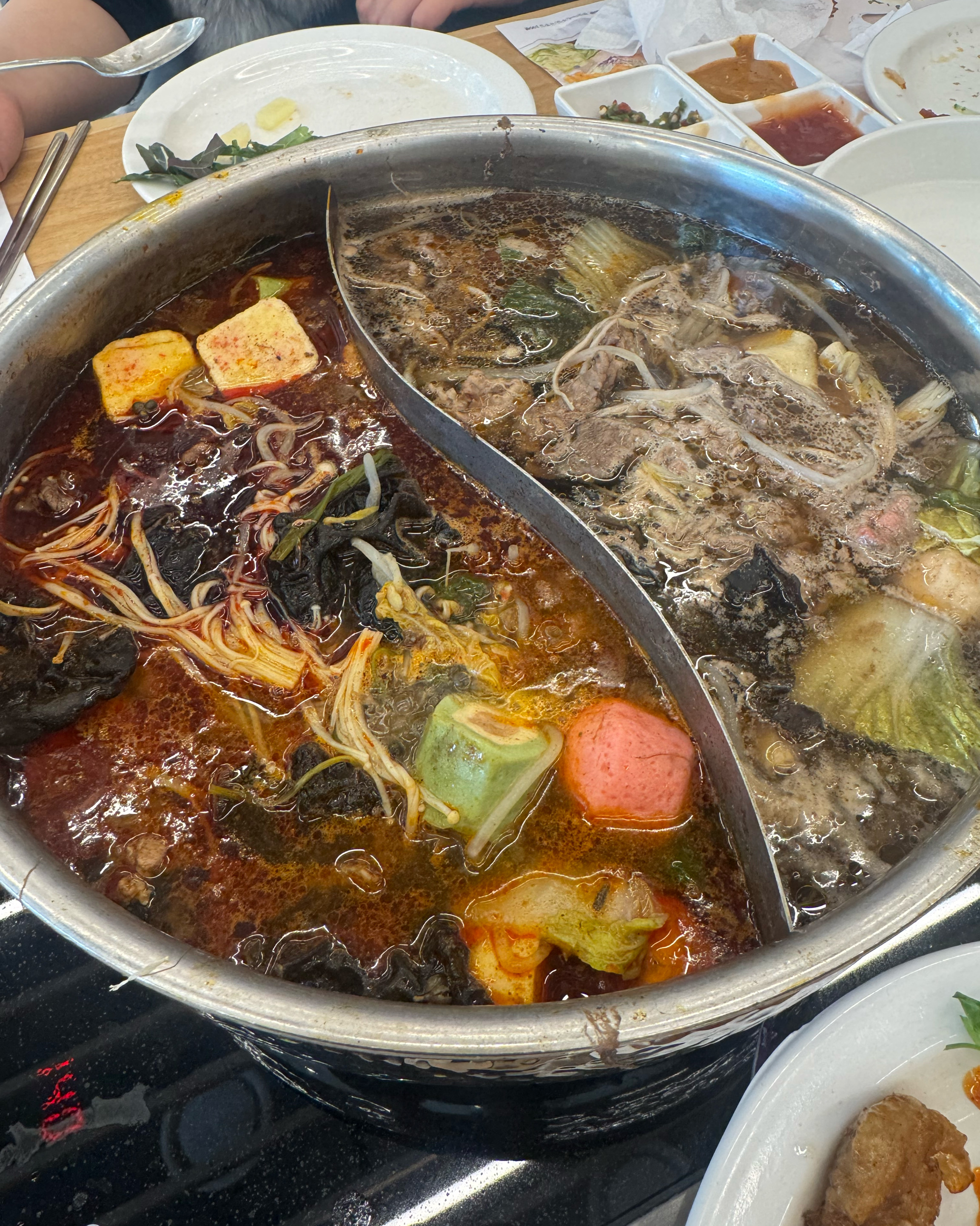 마라랑 버섯으로 반반주문해서 먹었어요 - 포항 양덕 맛집 샤브올데이 포항양덕점