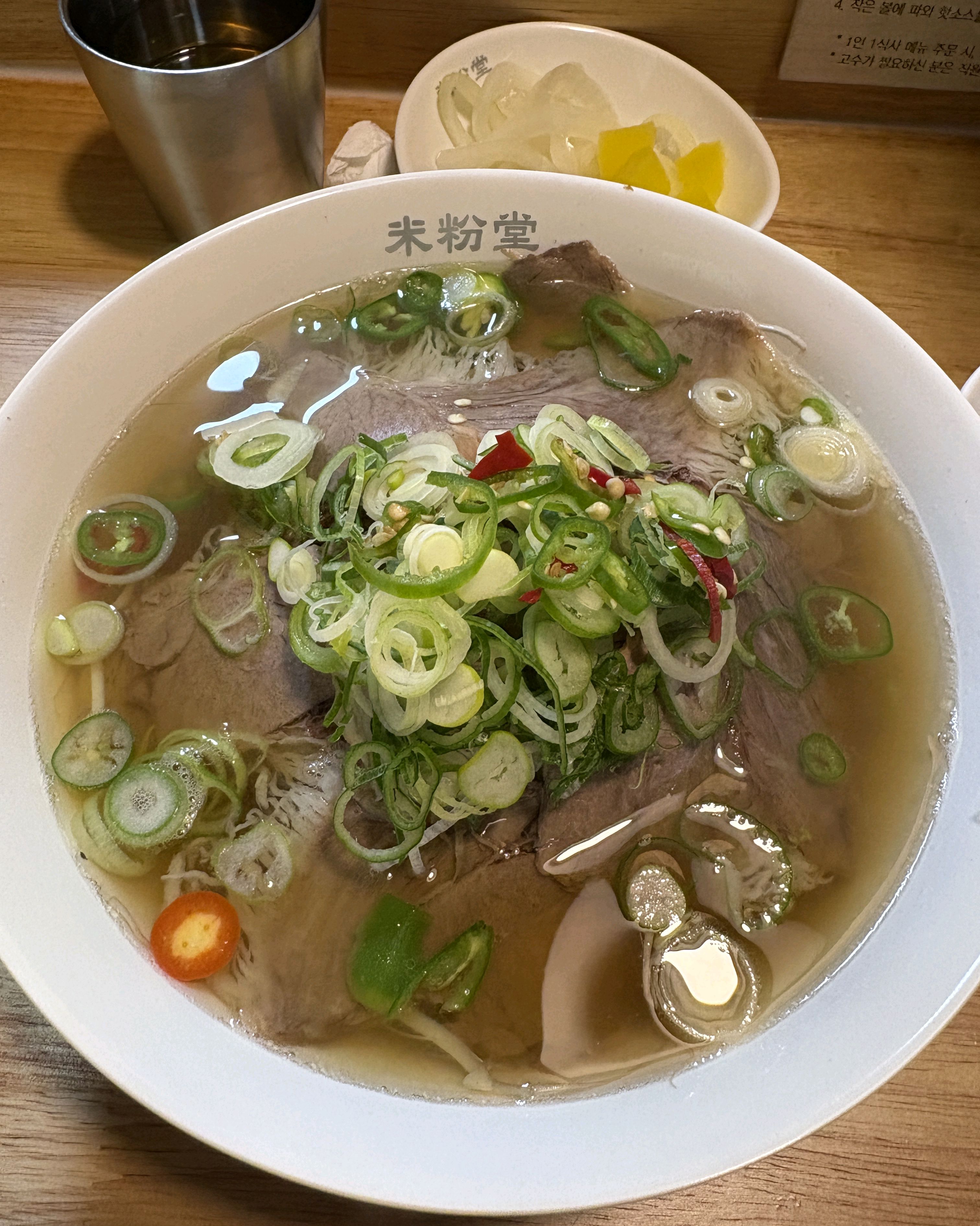 매장 깨끗하고 조용해서 좋음. 혼자 식사하기 좋은곳. 고기랑 숙주. 면. 국물 모두 입맛에