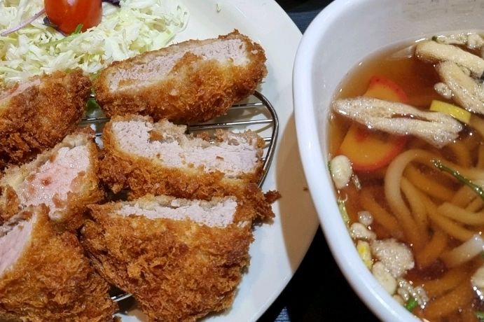 홍익돈까스는 진짜 바삭함의 끝판왕입니다! 두툼한 고기에 바삭바삭한 튀김옷이 완벽한 조화를