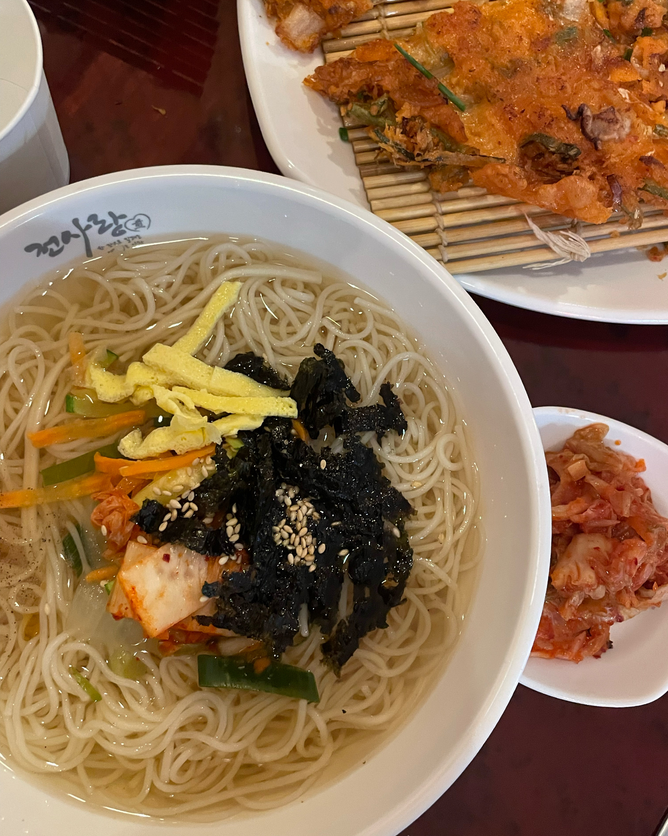 잔치국수의 면 삶기가 적절해서 쫄깃탱탱하니 맛있었고 김치전의 오징어가 맛있어요 - 불당동 맛집 전사랑