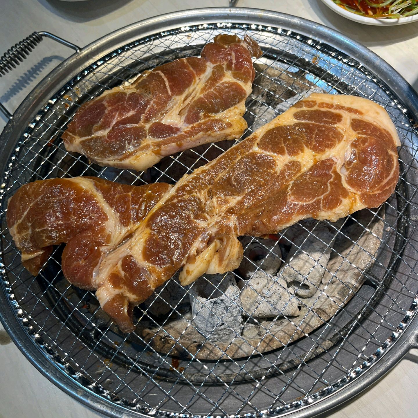 반찬도 맛있고 고기도 맛있어요😋 친절하신 직원분들 덕분에 기분 좋게 식사했습니다! 또 방문
