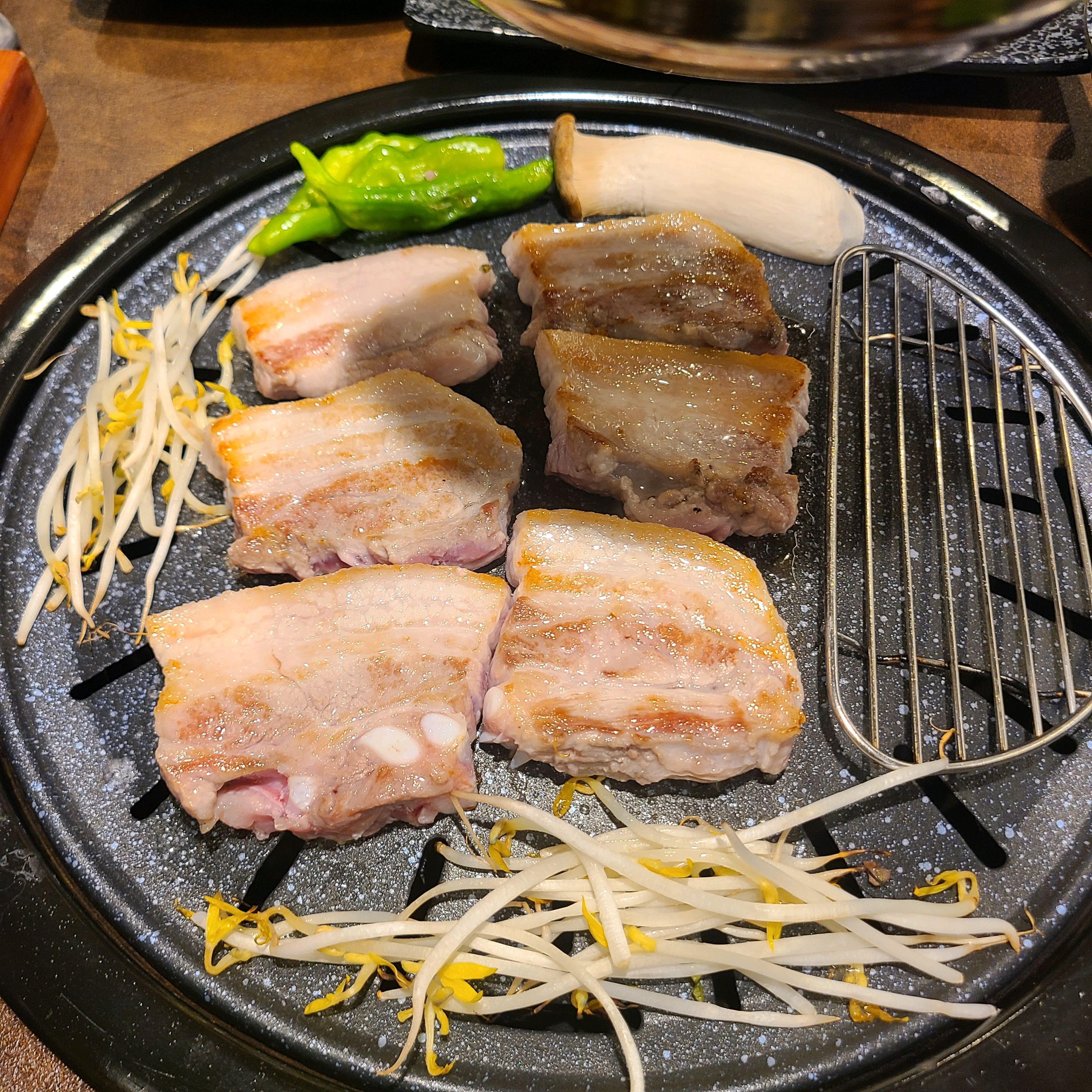 첫 방문인데 반찬도잘나오고 고기도 맛있네요! - 불당동 맛집 특돼지집