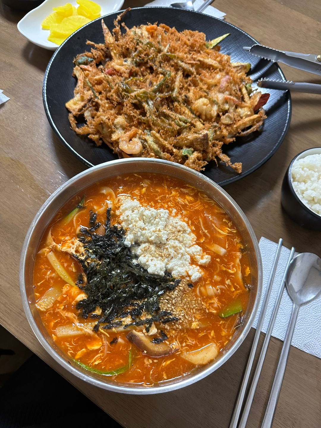 장칼국수도 먹고 싶고 순두부도 먹고 싶어 방문했어요. 강문해변 근처라 접근성 좋아요. 이곳