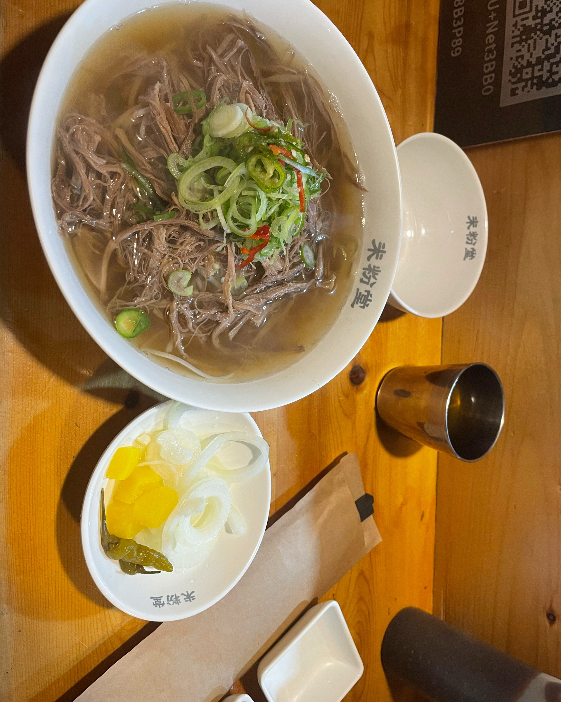 수다없이 조용히 먹어야 하는 공간이예요. 차분히 먹기 좋아요. 음식에 집중하며 상대를 신경