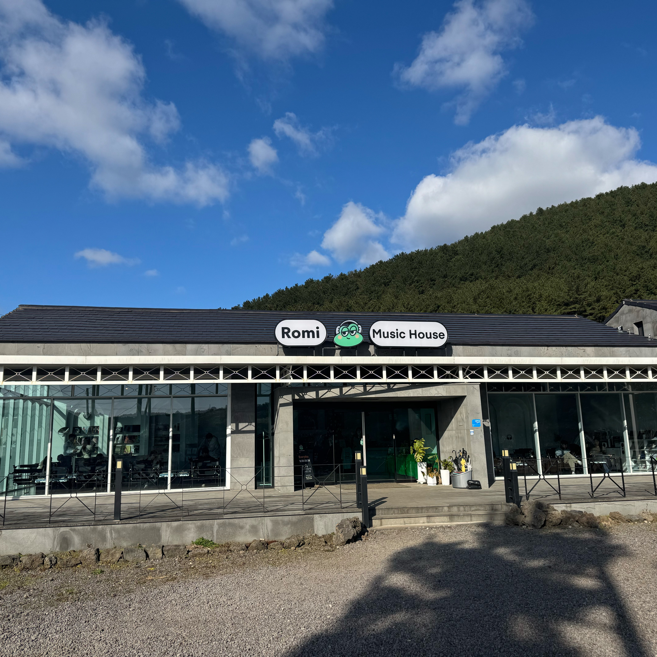 만나는 사람들마다 추천해서 2시간 기다려서 왔습니다. 뷰맛집이고 분위기 진짜 미쳤어요. 원