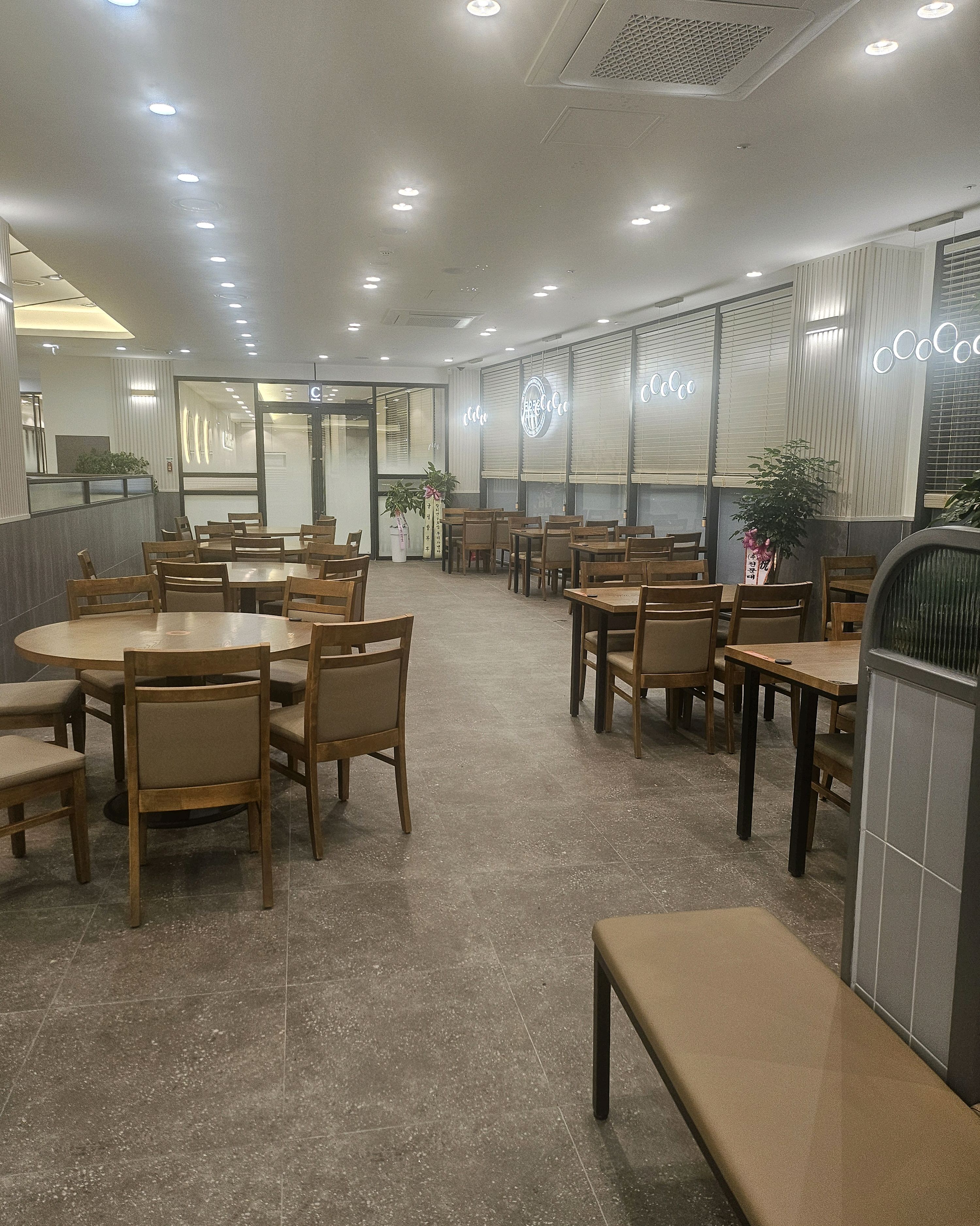 홀엄청크고 대기40명정도인데 40분정도걸렸어요 - 경주 용강동 맛집 쿠우쿠우 경주점