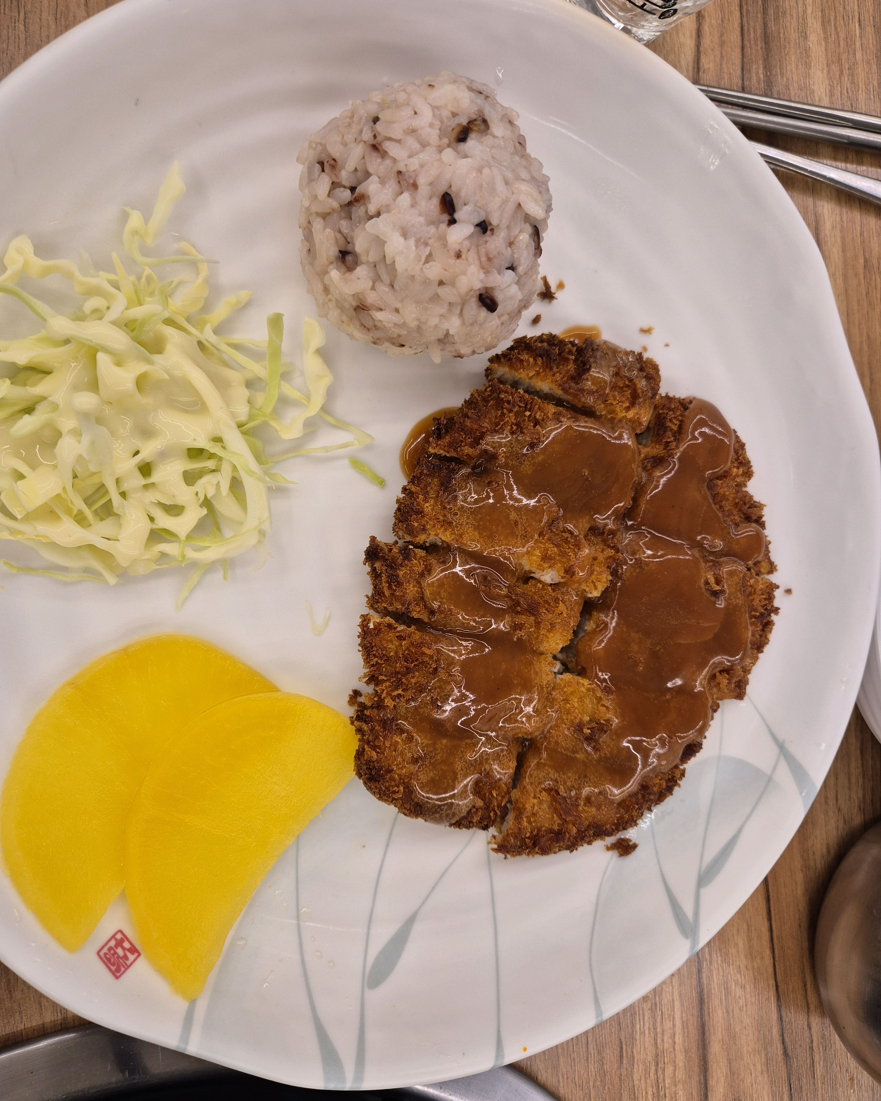 맛은 있었는데 오삼불고기 양이 생각보다 너무 적더라고요 ㅠㅠ 좀 놀랐어요 ㅠ 그리고 반찬