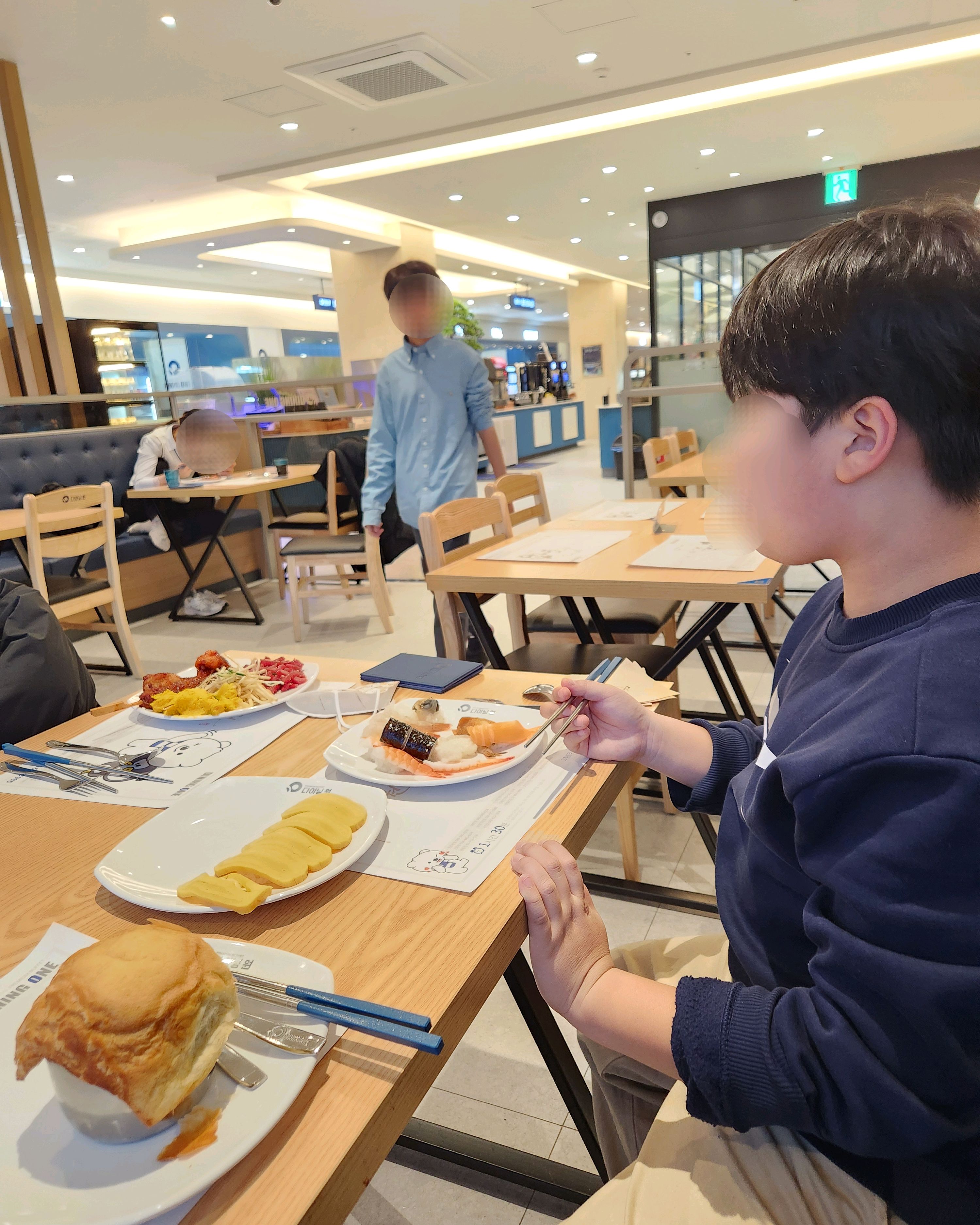 오늘 첫 방문이었는데 생각보다 깔끔하고 종류도 많고 무엇보다 집에서 가까워서 좋았어요. 뷔