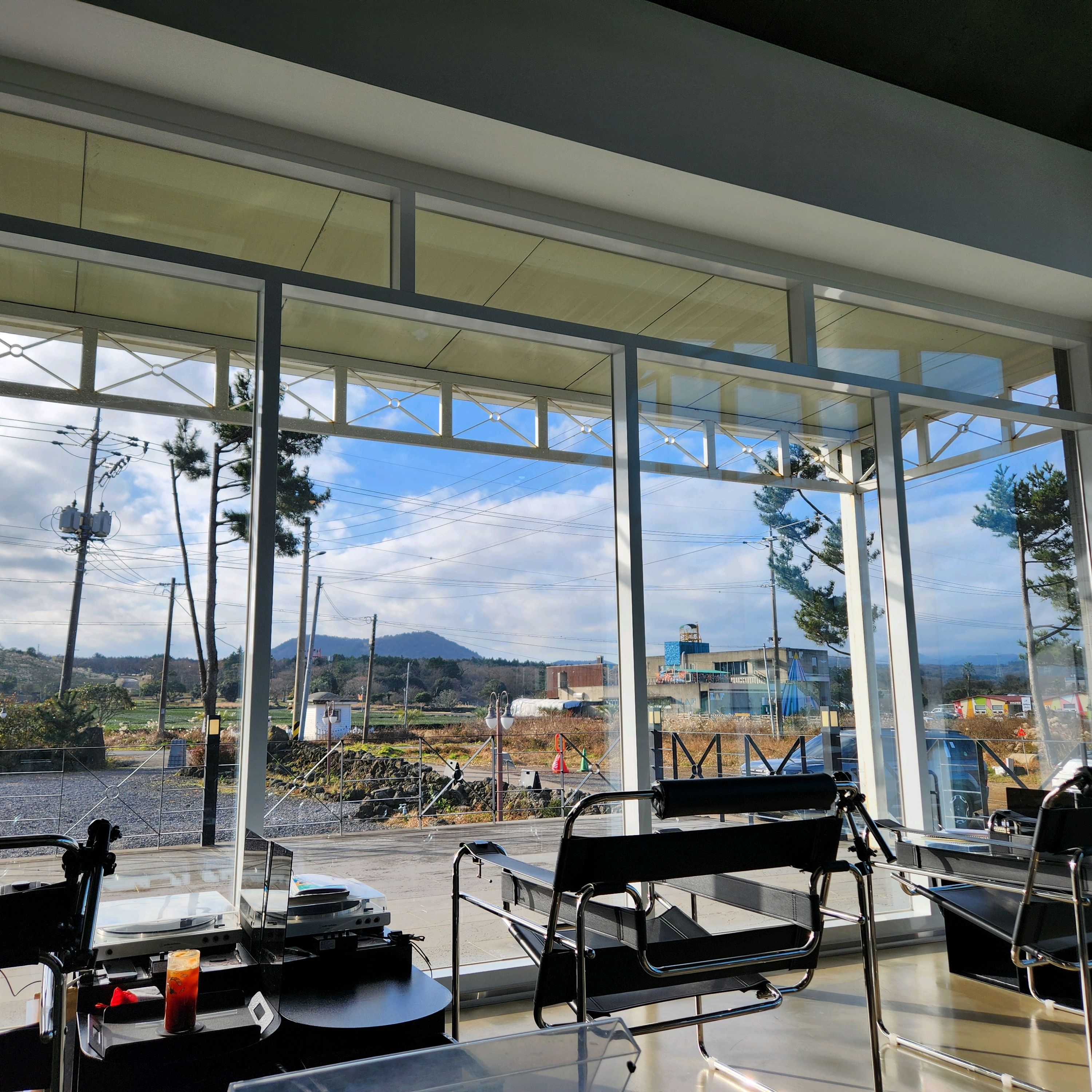 삶에 위안이 되어주는 음악이라는 존재를 자꾸 배경으로 미뤄두고 틀어둔 것도 잊어버린 채 다