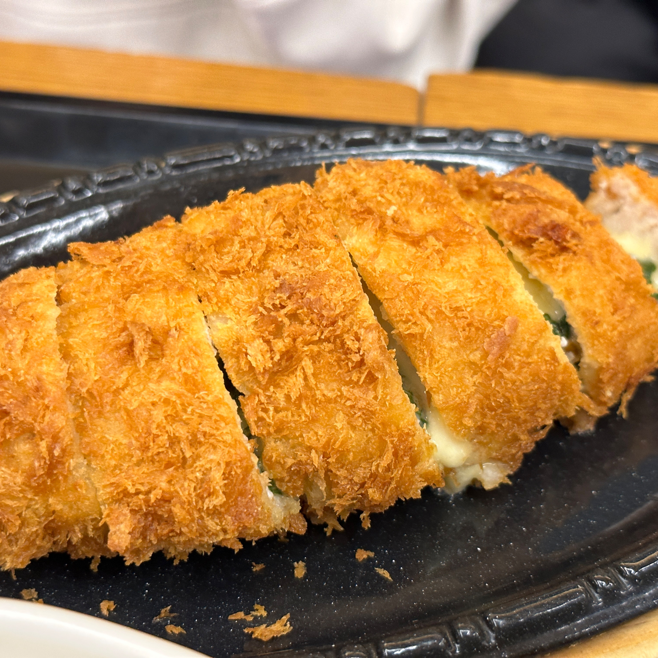 치즈돈까스 맛있어요^^ 모둠까스도 골고루 먹을수 있어 추천요!! 음식도 맛있지만, - 회기역 맛집 홍익돈까스 회기역점