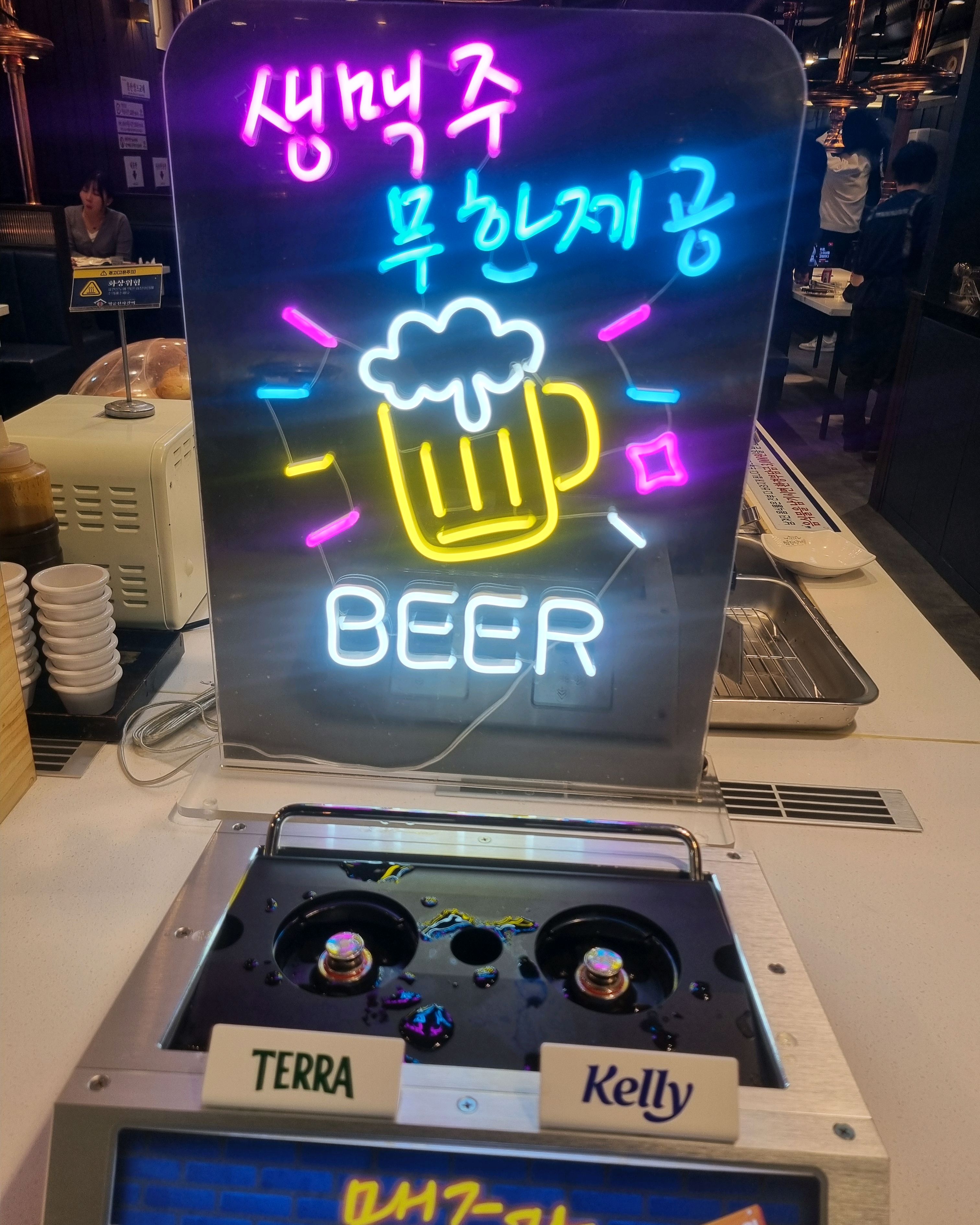 생맥주 무한이라서 마음껏 마셨습니다. 셀프바랑 자리가 깨끗해서 쾌적했어요. 갈비가 특별히