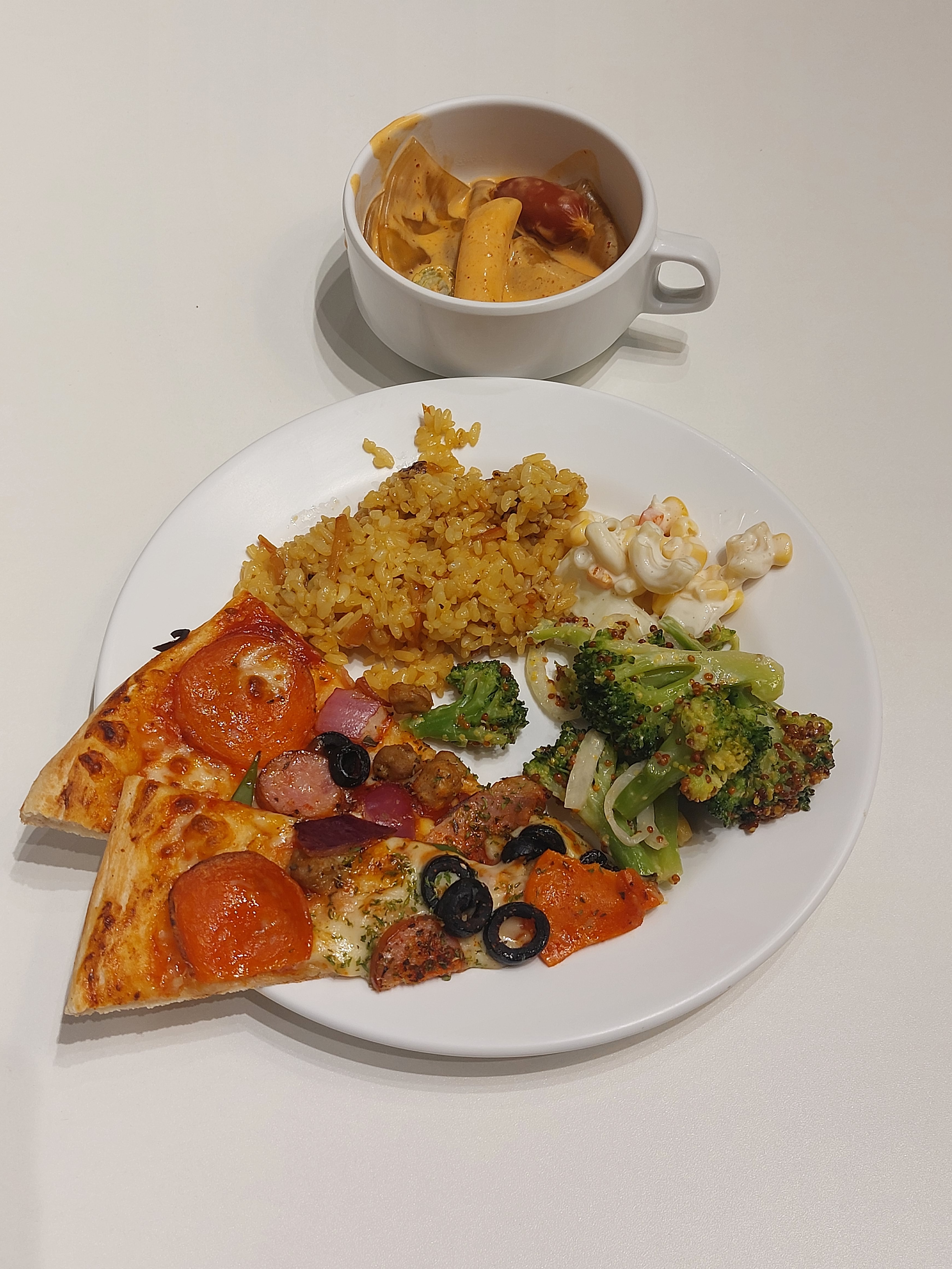 쭉 늘어나는 피자치즈를 보고 - 잠원동 맛집 피자몰 뉴코아강남점