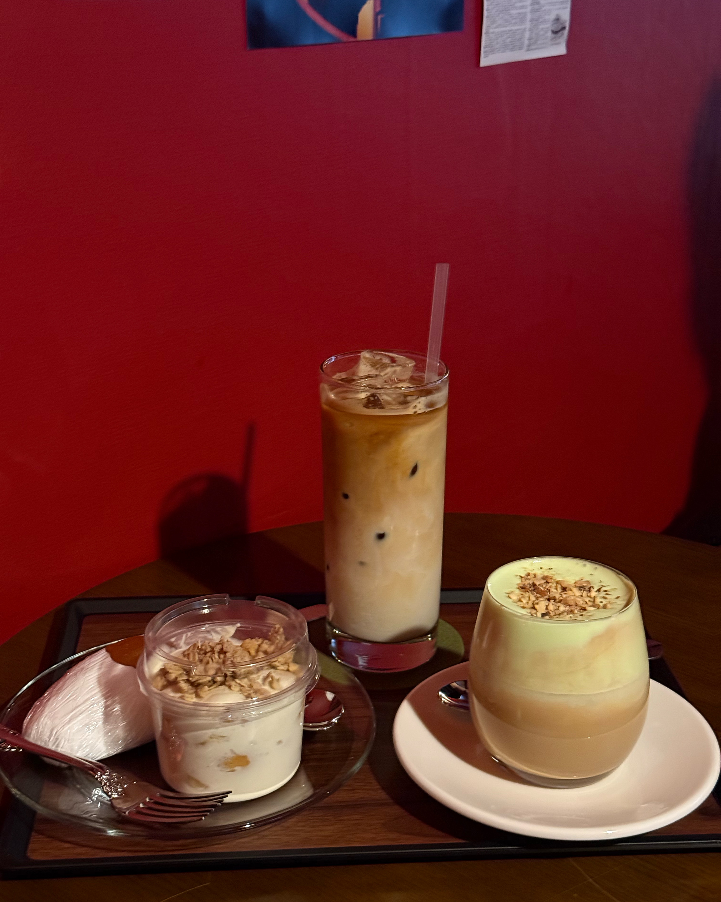 시그니처라떼에 피스티치오 크림도 너무 맛있고 크리스마스 에디션 슈톨렌도 너무 맛있엇어요!