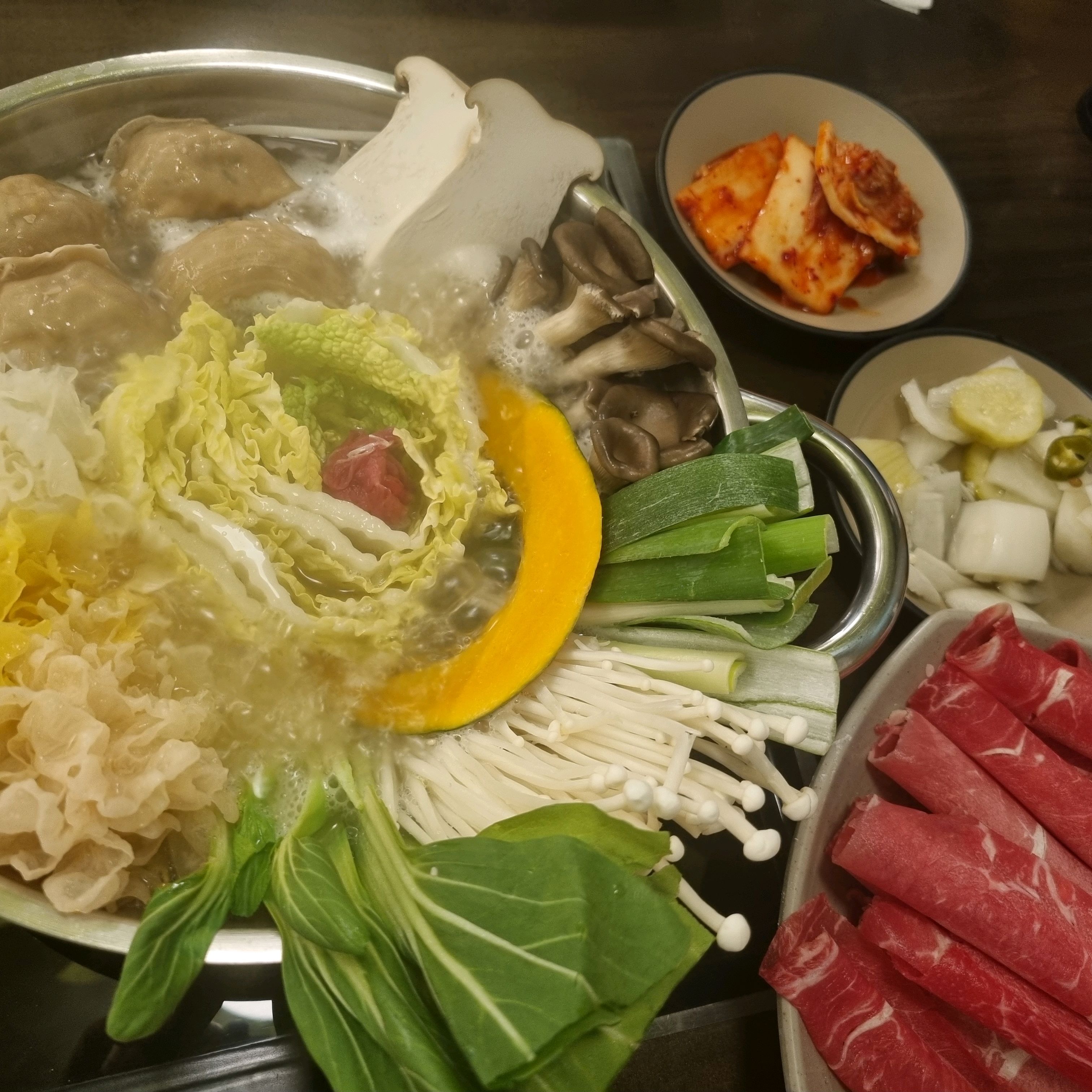 
증산역식당 도투리 샤브칼국수 불광천