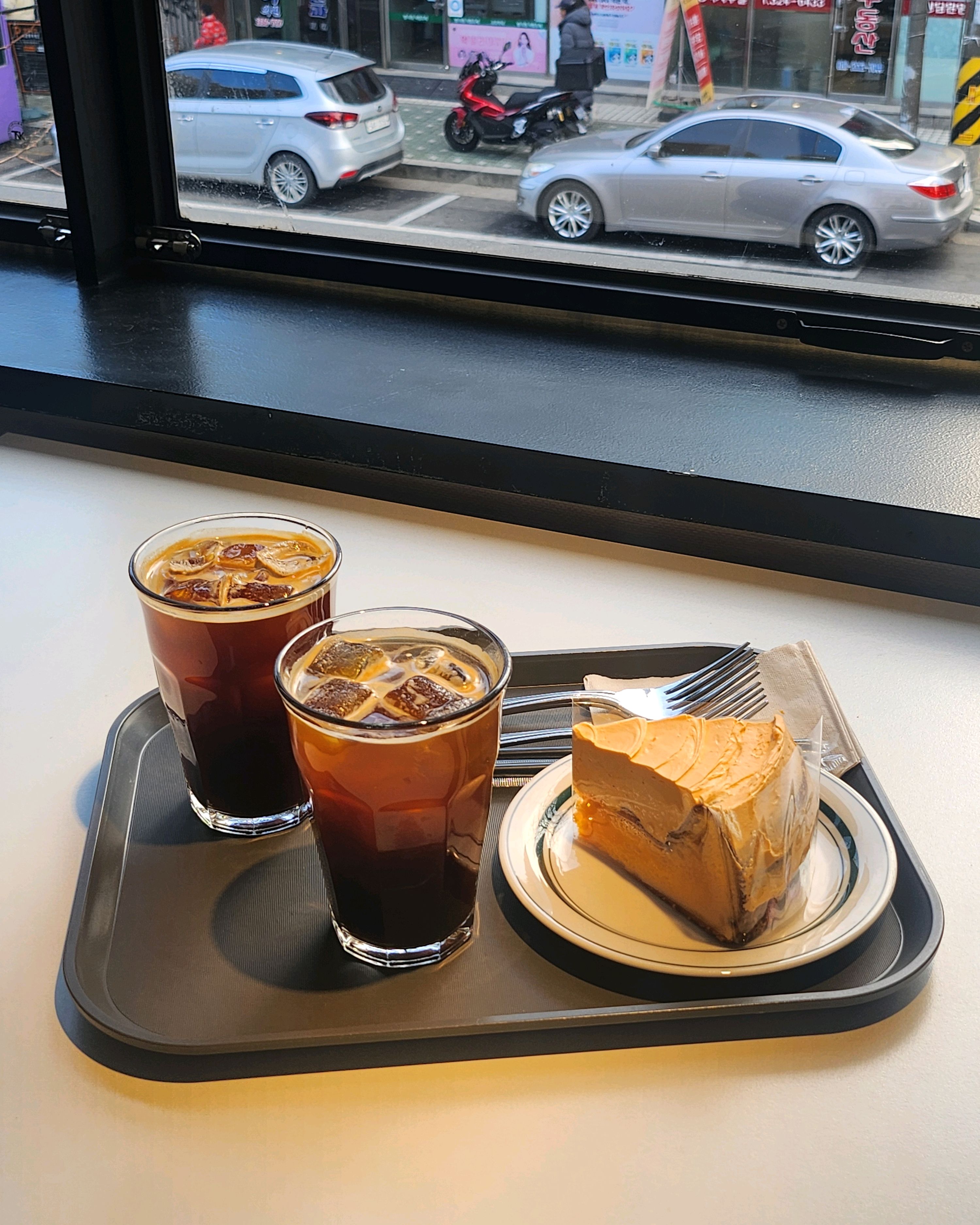 차분한 분위기에 편안한 분위기입니다. - 망원동 맛집 망원 지튼