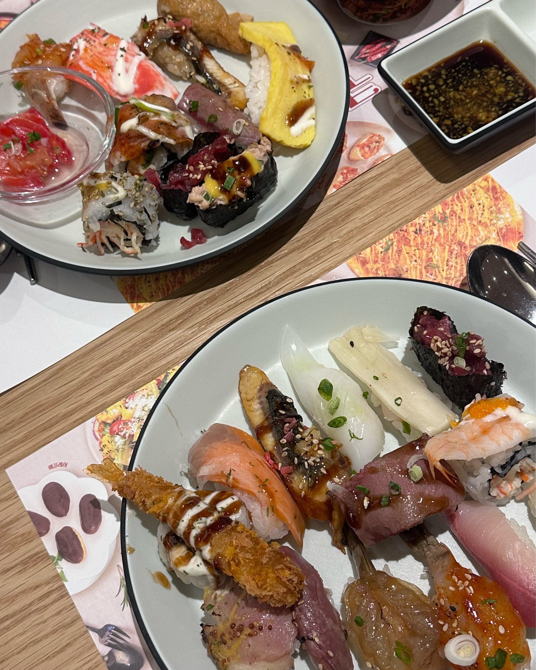 쿠우쿠우 여전히 너무 맛있어서 깜짝 놀랐어요 😱 진짜 모든 초밥 종류랑 음식들이 다 맛있네