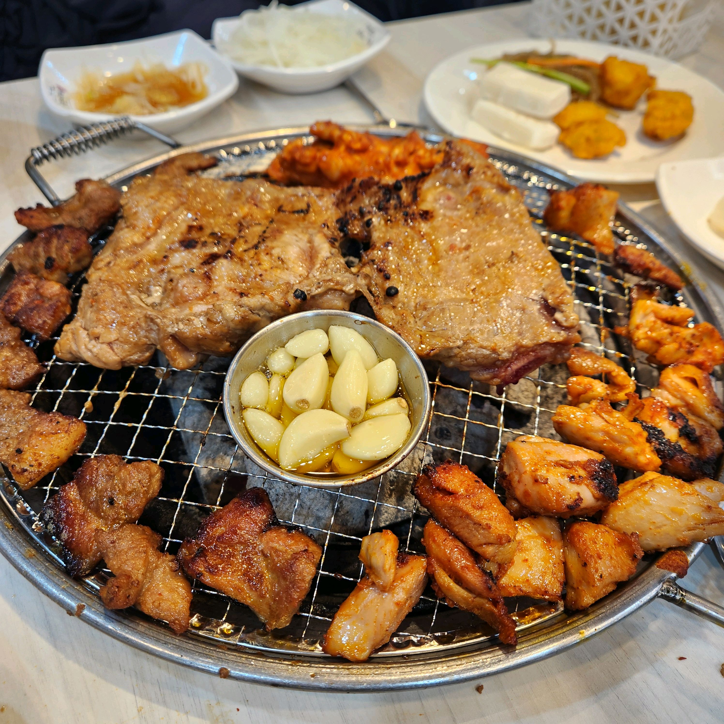 직원들도 친절하고 고기는 그냥 쏘쏘 무한리필이니 먹을만한데 지금 3번째 방문햇는데 밥이 거