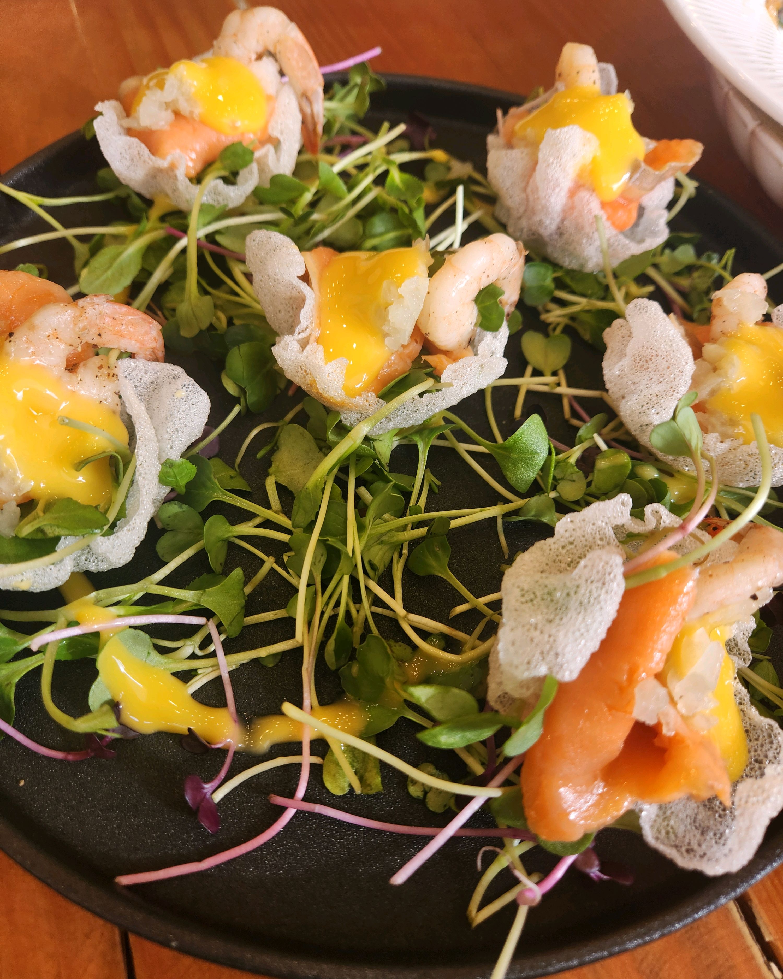 크리스마스에 브런치 먹으러 왔어요! 목살 콜드파스타 정말 맛있고 샐러드도 신선합니다. 가정