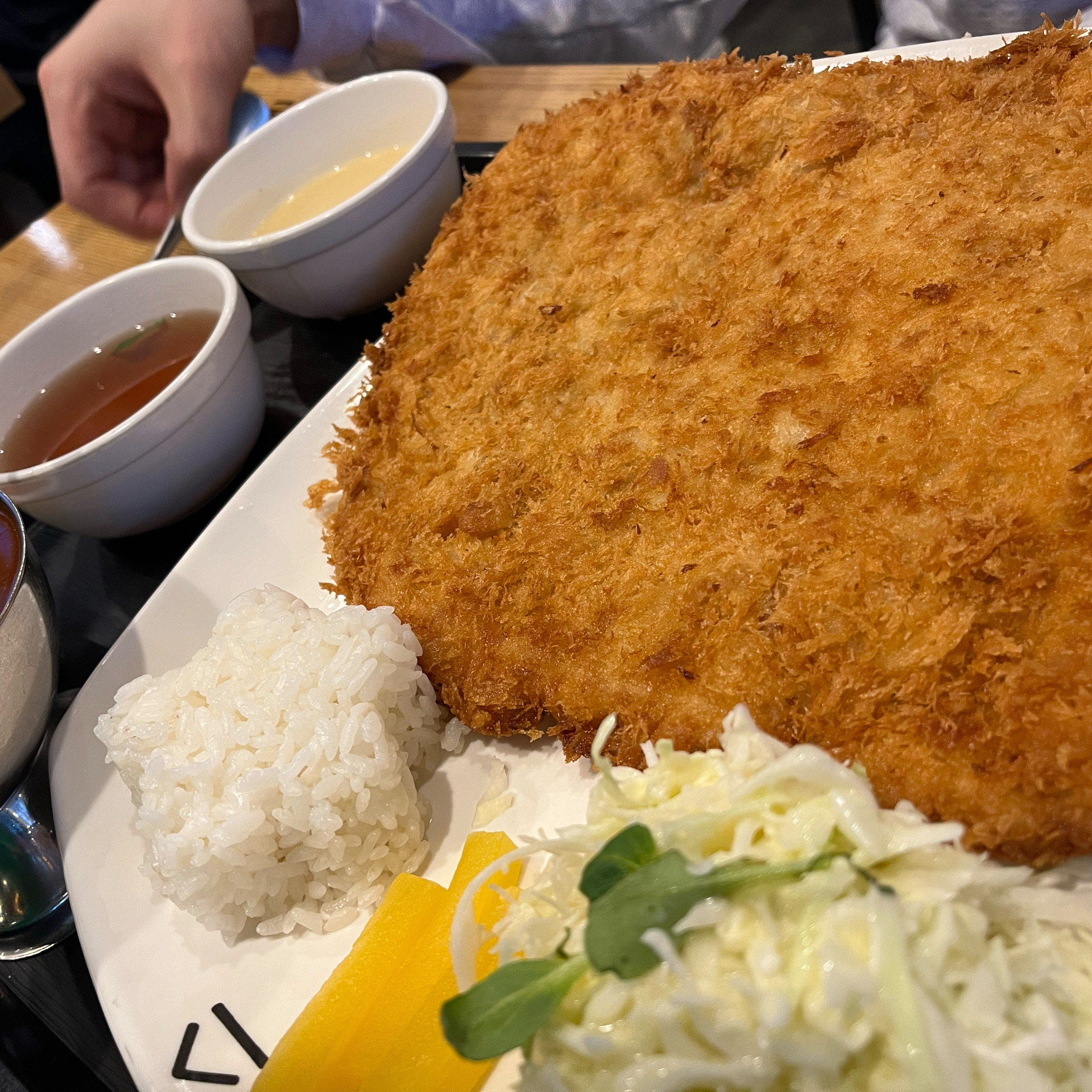 음식도 너무 맛있었지만 사장님이 너무 친절하세요❤️아기가 바닥에 떨어트린 음식 치우고 있었