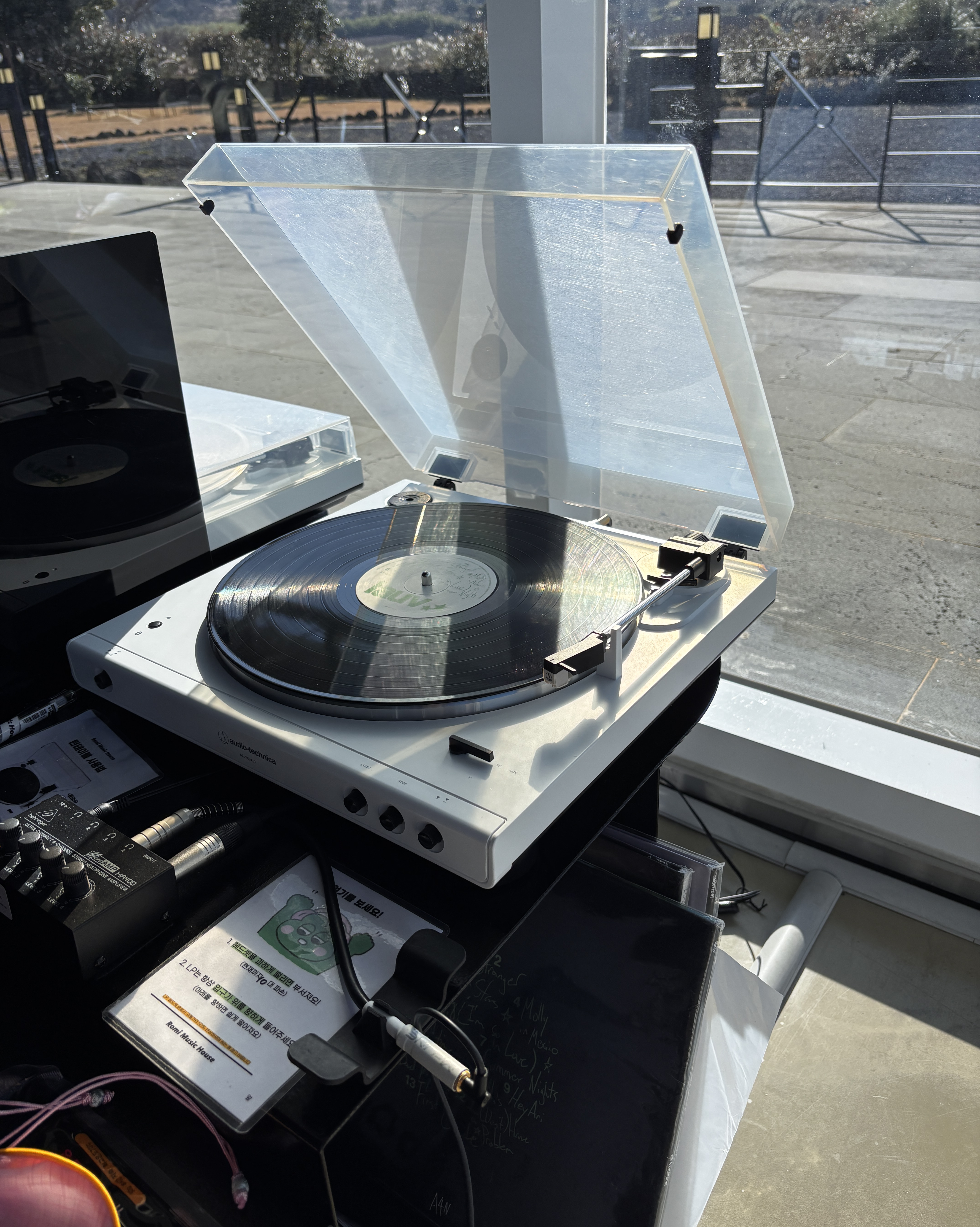 제주도 오랜만에 친구랑 놀러왔는데 로미에서 엘피 들으면서 힐링할 수 있어서 너무 좋았습니다