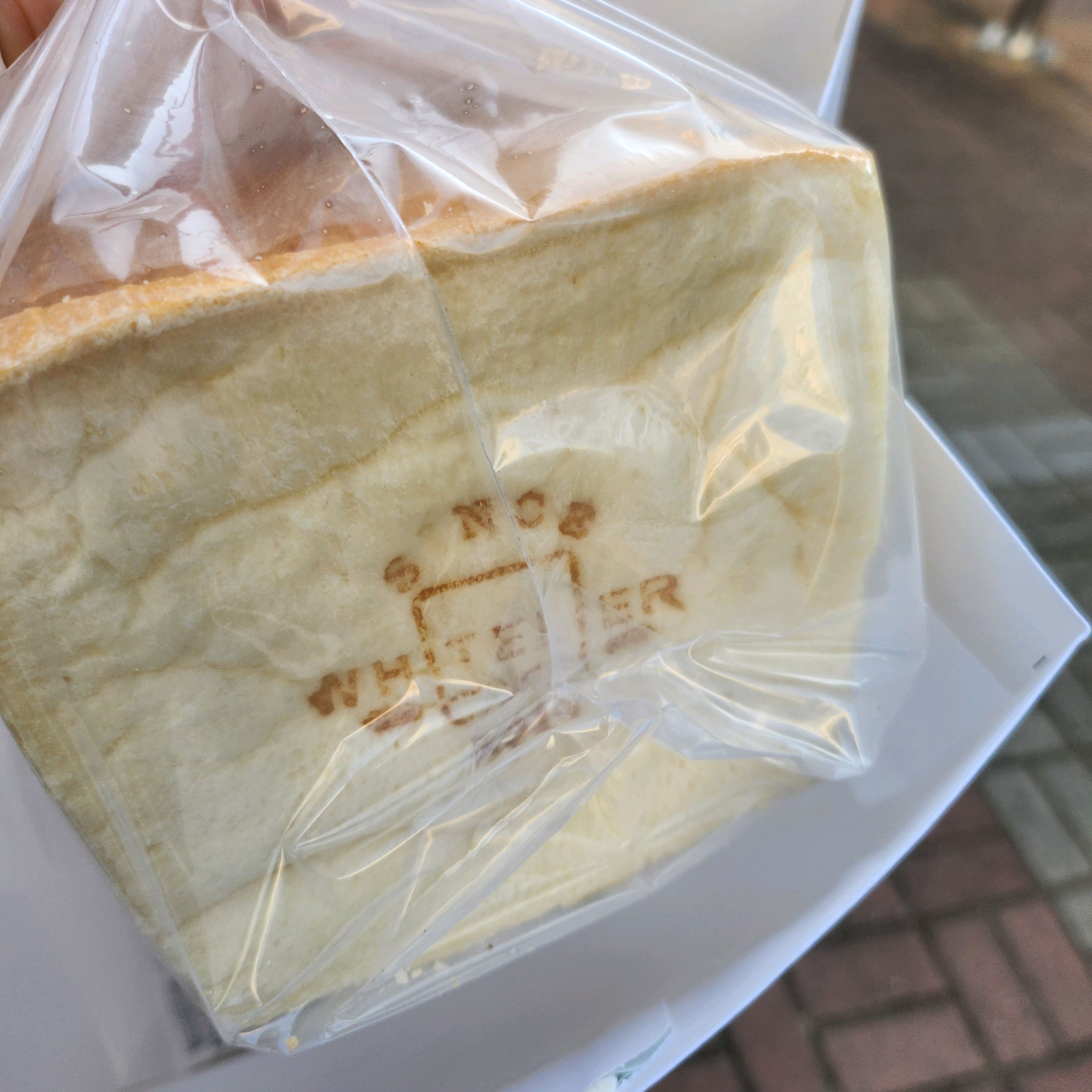 식빵계의 에르메스라 불린다하여 방문해보았다. 버터향과 맛이 진하게 느껴졌고 식감도 괜찮았다