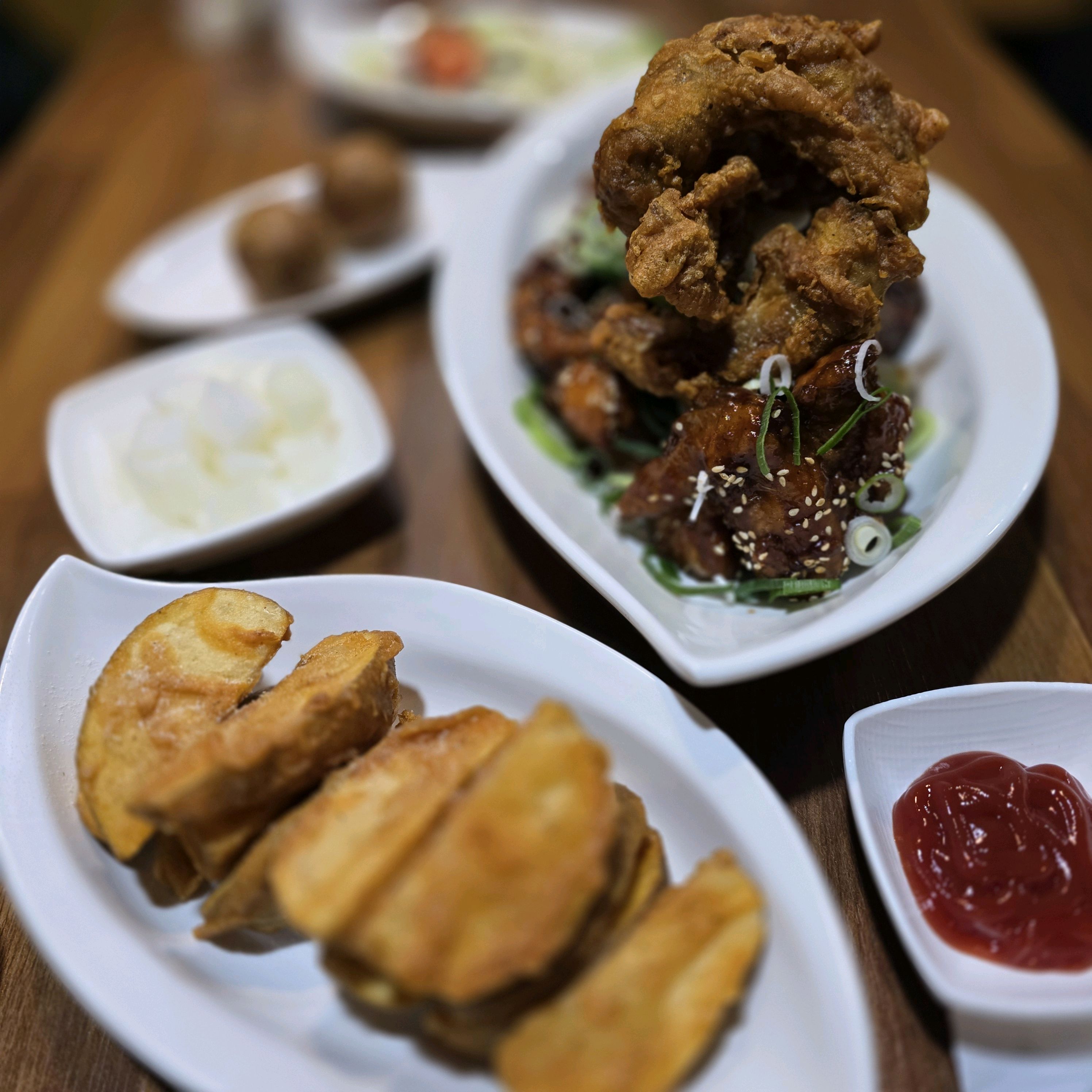 왕갈비치킨 튀김옷도 적당하고 소스가 그동안 먹어본 맛아닌 특별한 맛 겉바속촉의 치킨 - 권선동 맛집 수원왕갈비통닭 권선시장점