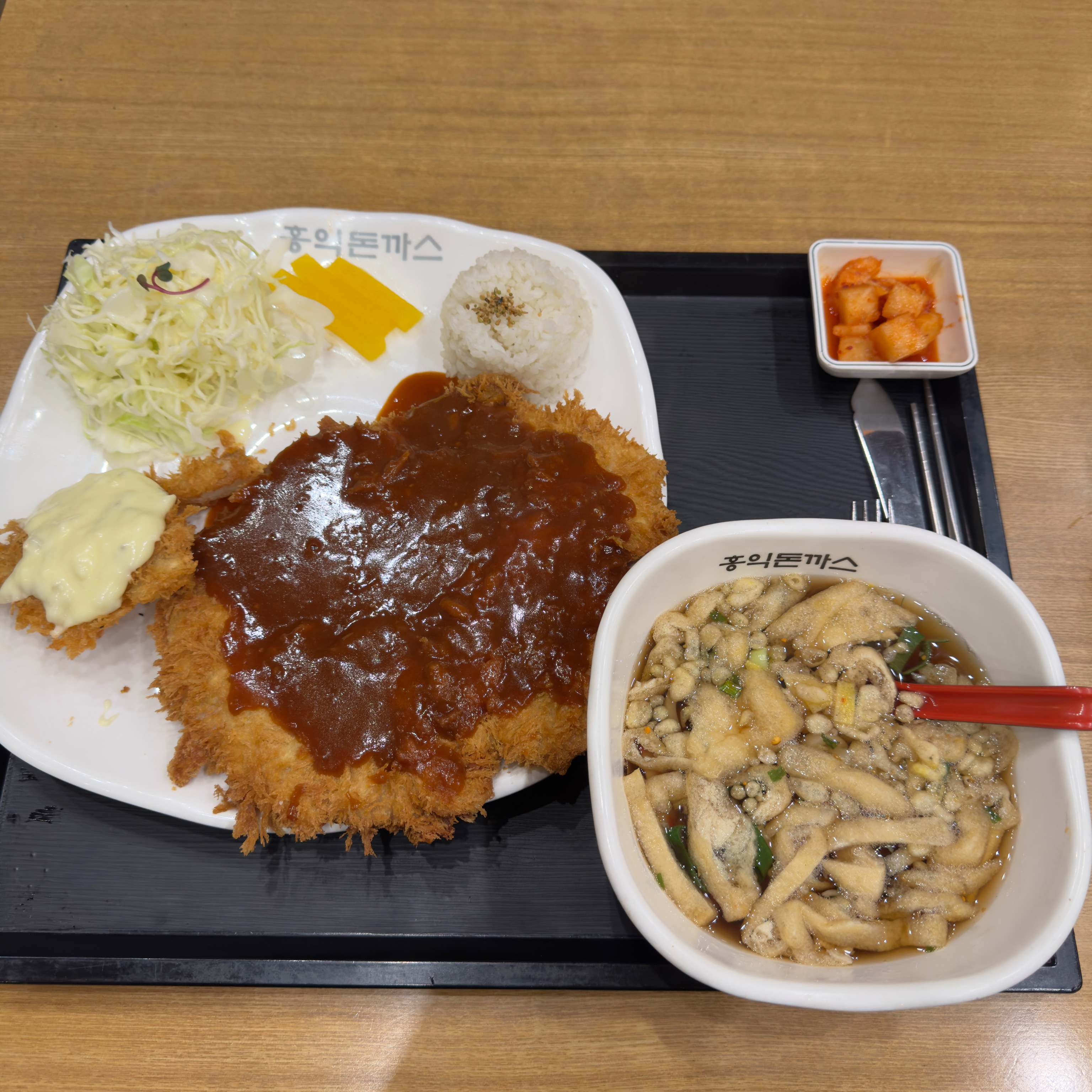 돈까스 정식 양이 괜찮네요 우동도 맛있었습니다 성인남성이 먹기엔 괜찮은데 많이 안먹는 여성