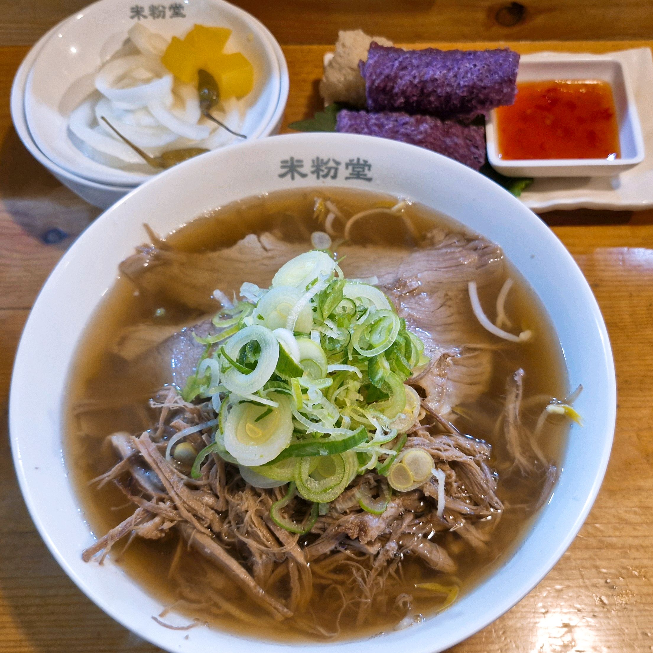 면 리필도 무료구요, 항상 맛있게 먹고 가는 곳 이에요. 참고로 매일 첫번째 방문 손님에게