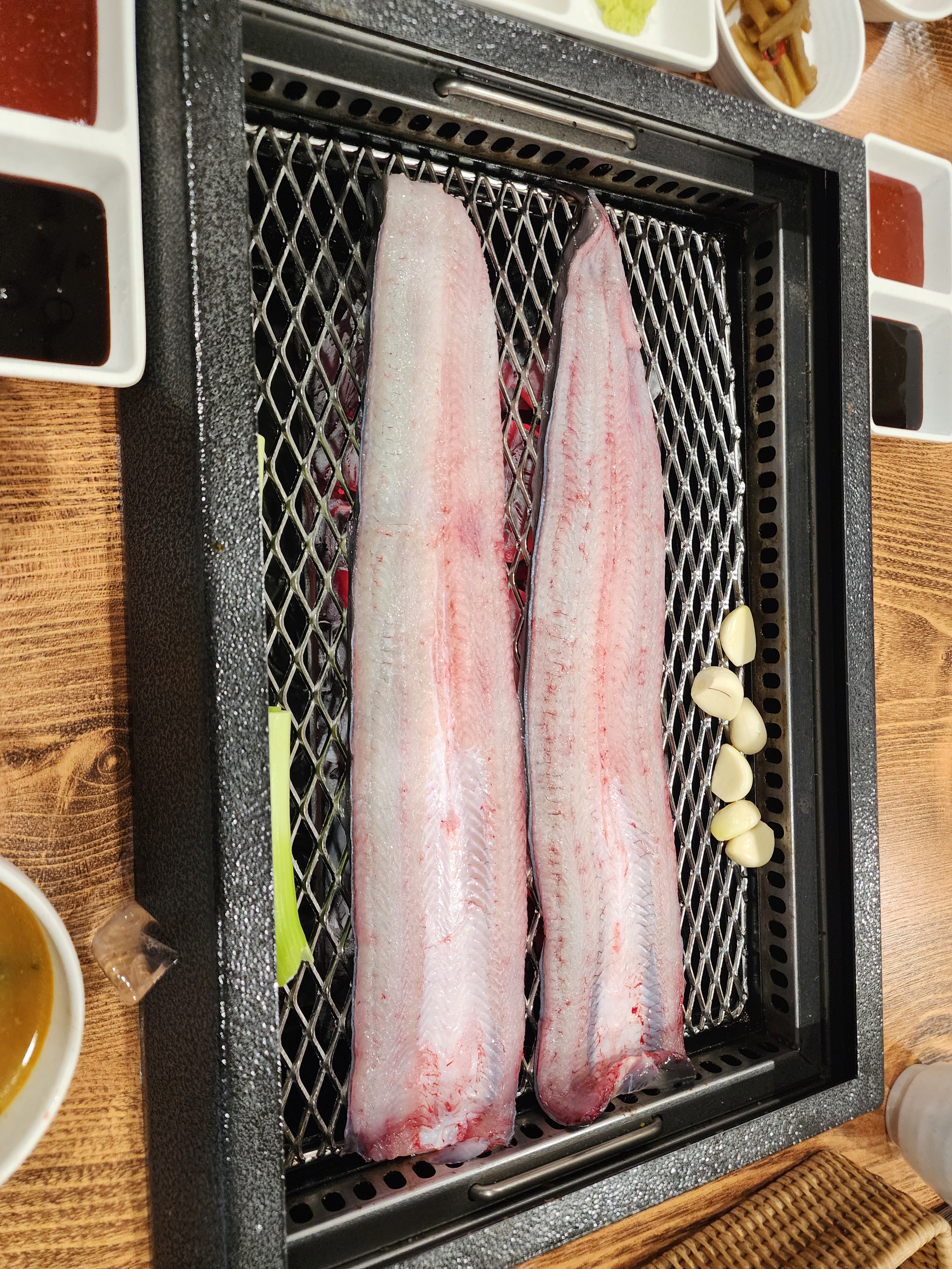 장어를 먹은 후, 고소하고 부드러운 맛이 입안에 퍼져 너무 만족스러웠습니다. 영양가도 높아