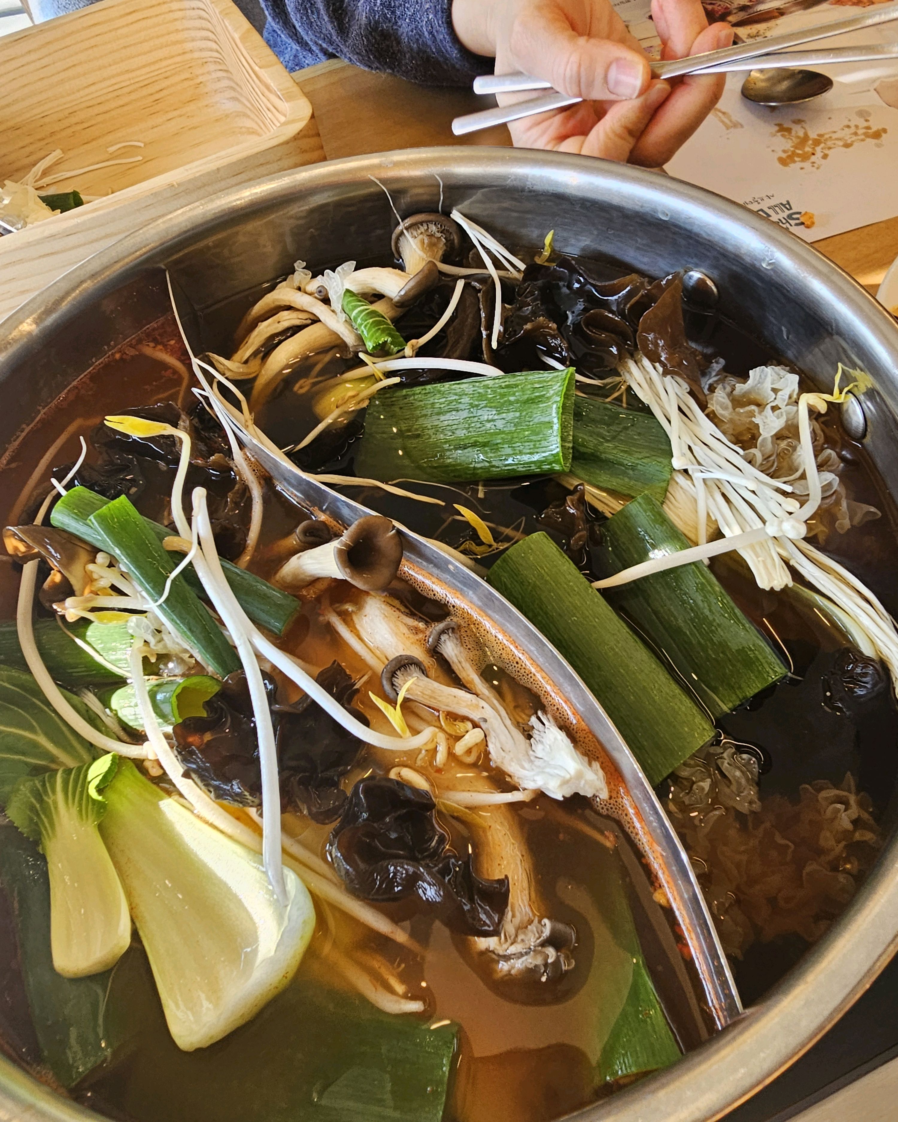 샤브샤브 무한리필의 혁명입니다. 분위기도 ㄹㅇ호텔식 뷔페 같고 신선한 고기, 야채와 버섯은