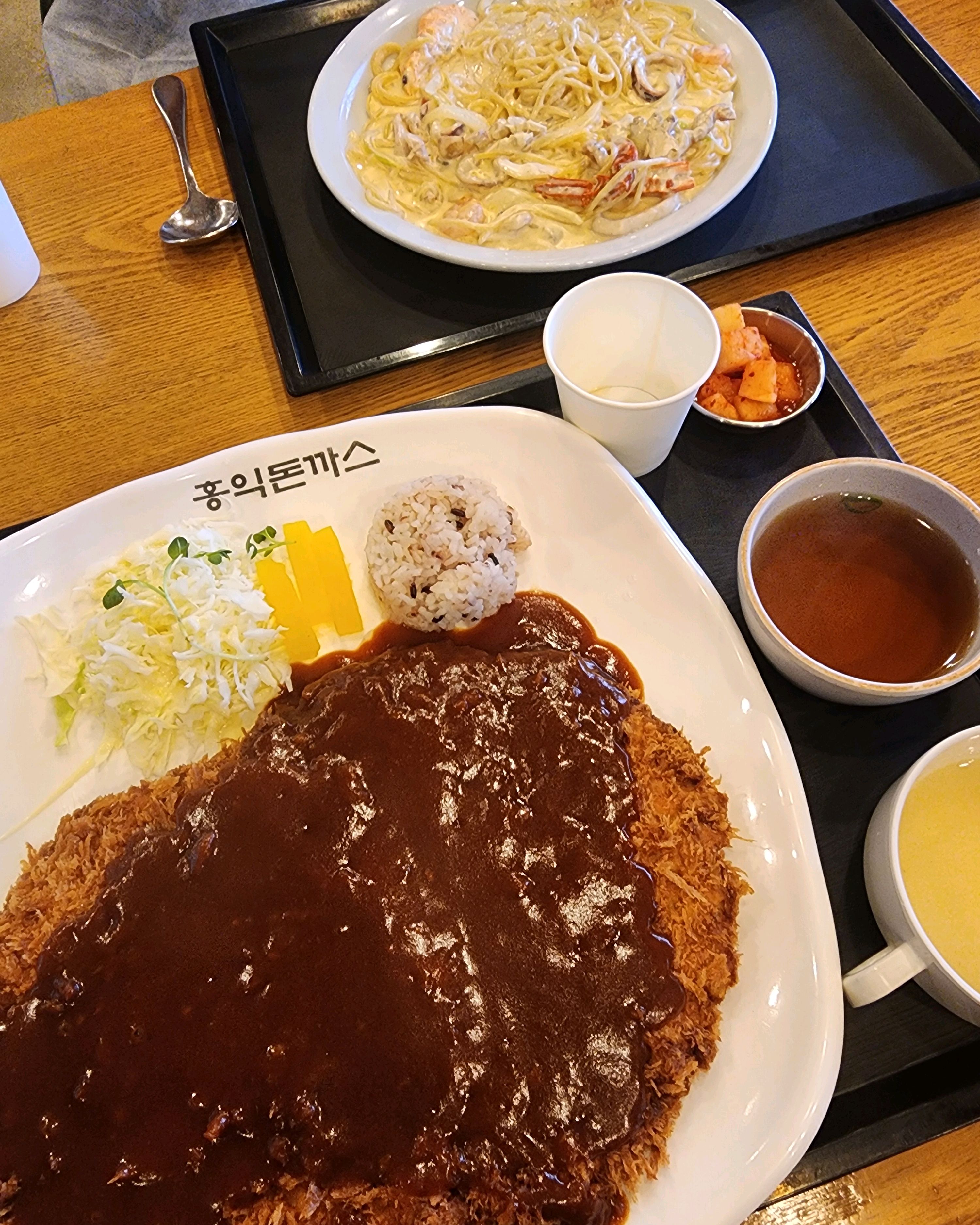 돈까스 왕 크다 ㅋㅋㅋ 다 못 먹고 포장해옴. 식어 맛나네ㅎㅎ - 망포 맛집 홍익돈까스 망포점