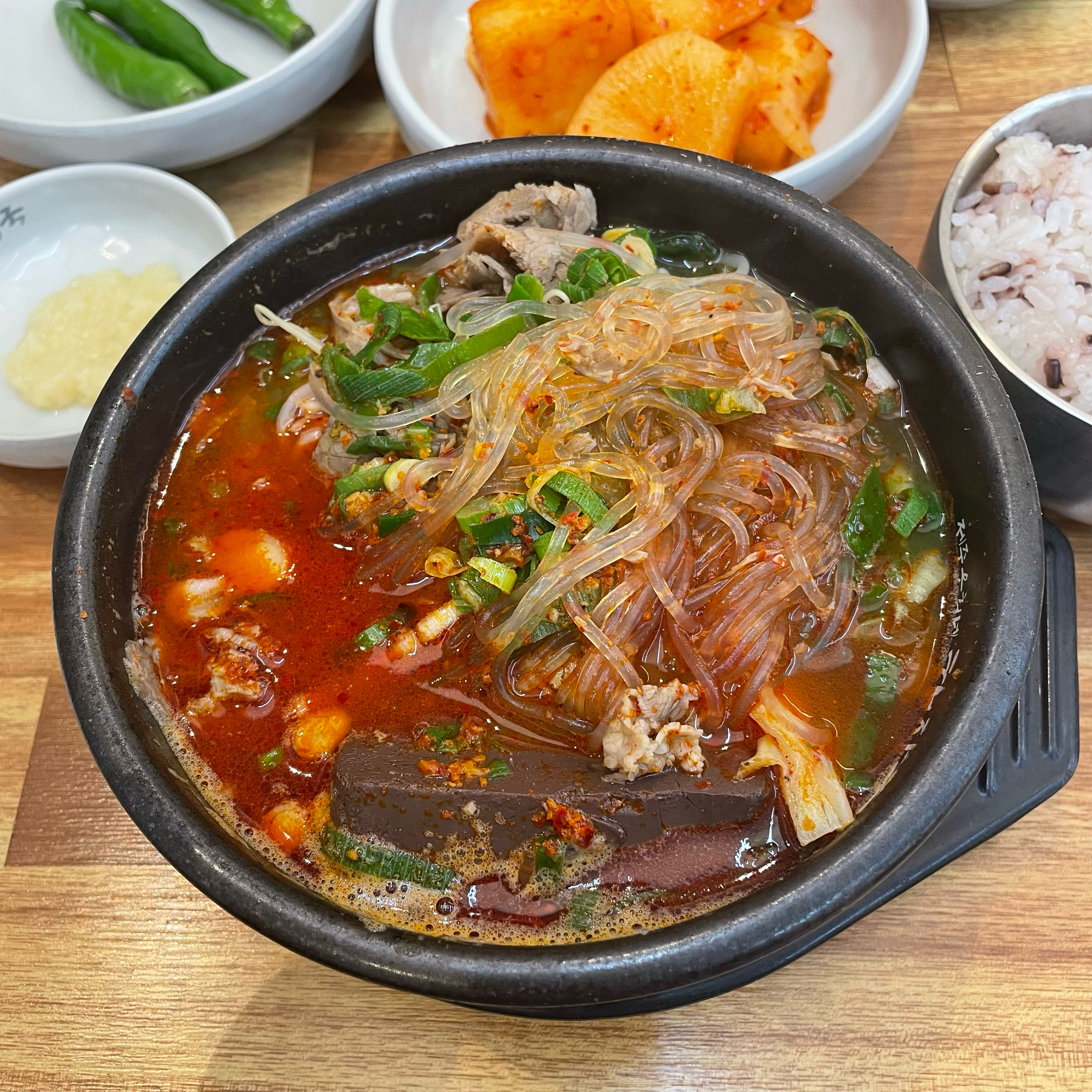 우리 회사 근처 맛집 점심시간에 자주 이용하는데 푸짐하고 얼큰하고 맛있어요ㅎ 큼지막한 선지