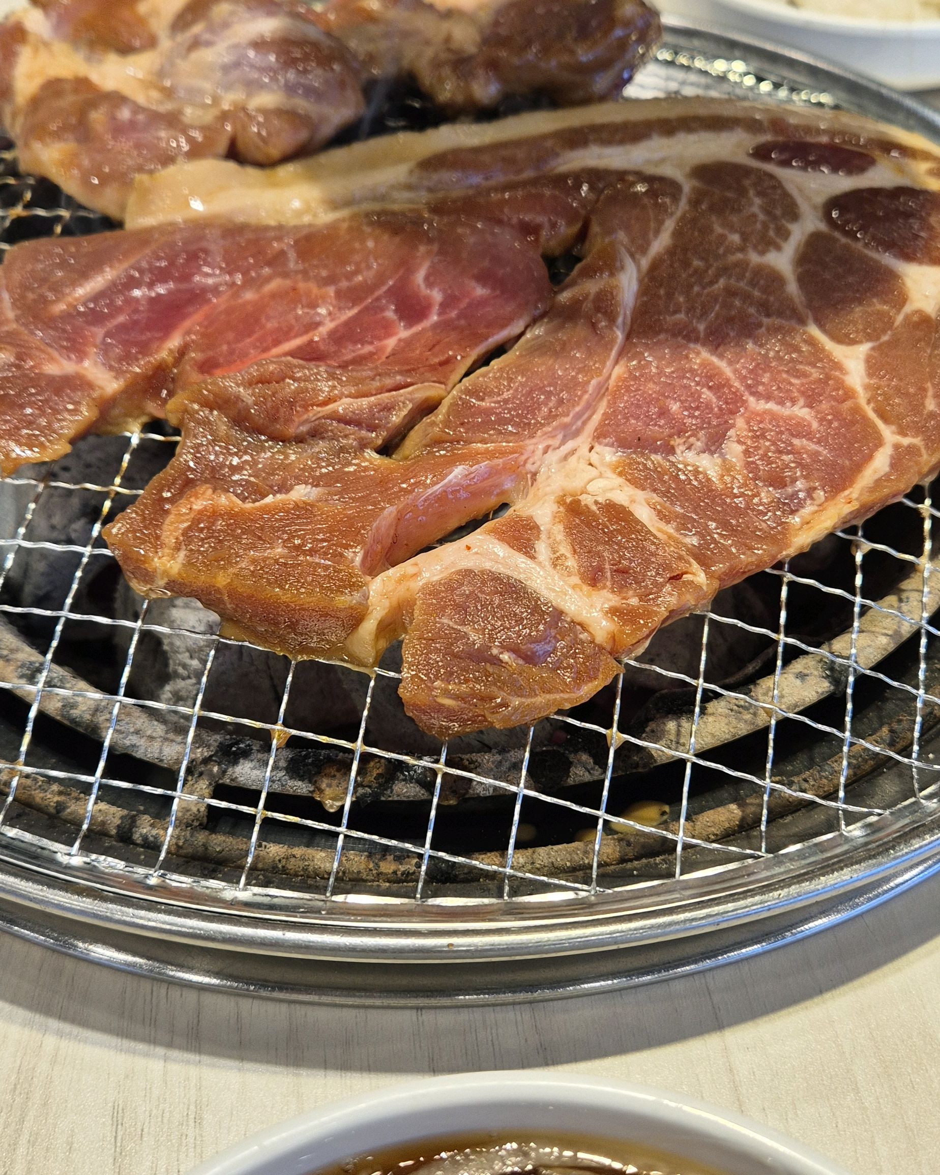 고기 질이 좋고 등갈비 후추스테이크 등 다양하게 즐길 수 있어 좋아요!! 사장님도 친절하셔