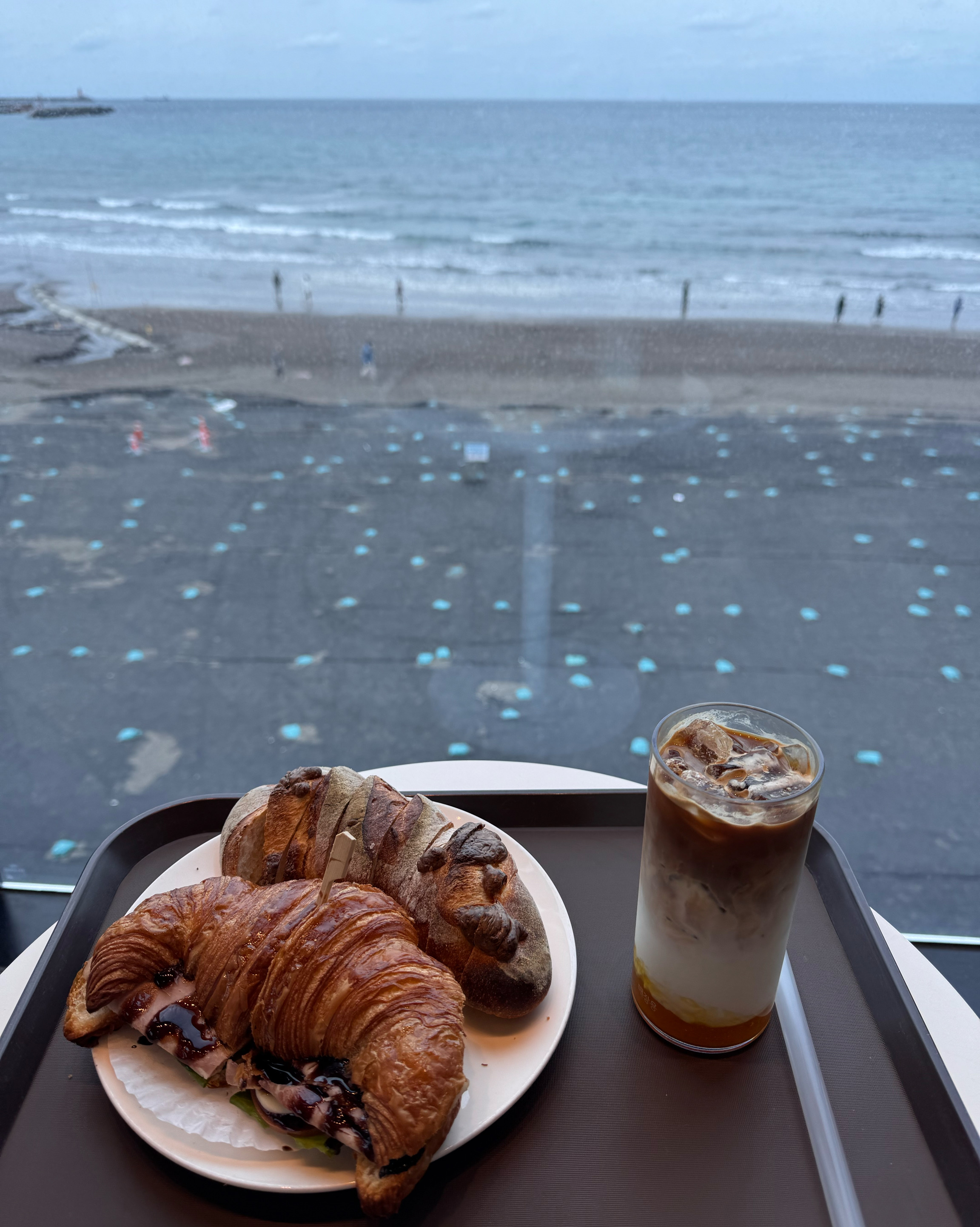 삼양 검은모래 해변이 쫘악~ 펼쳐져서 - 제주 맛집 에오마르