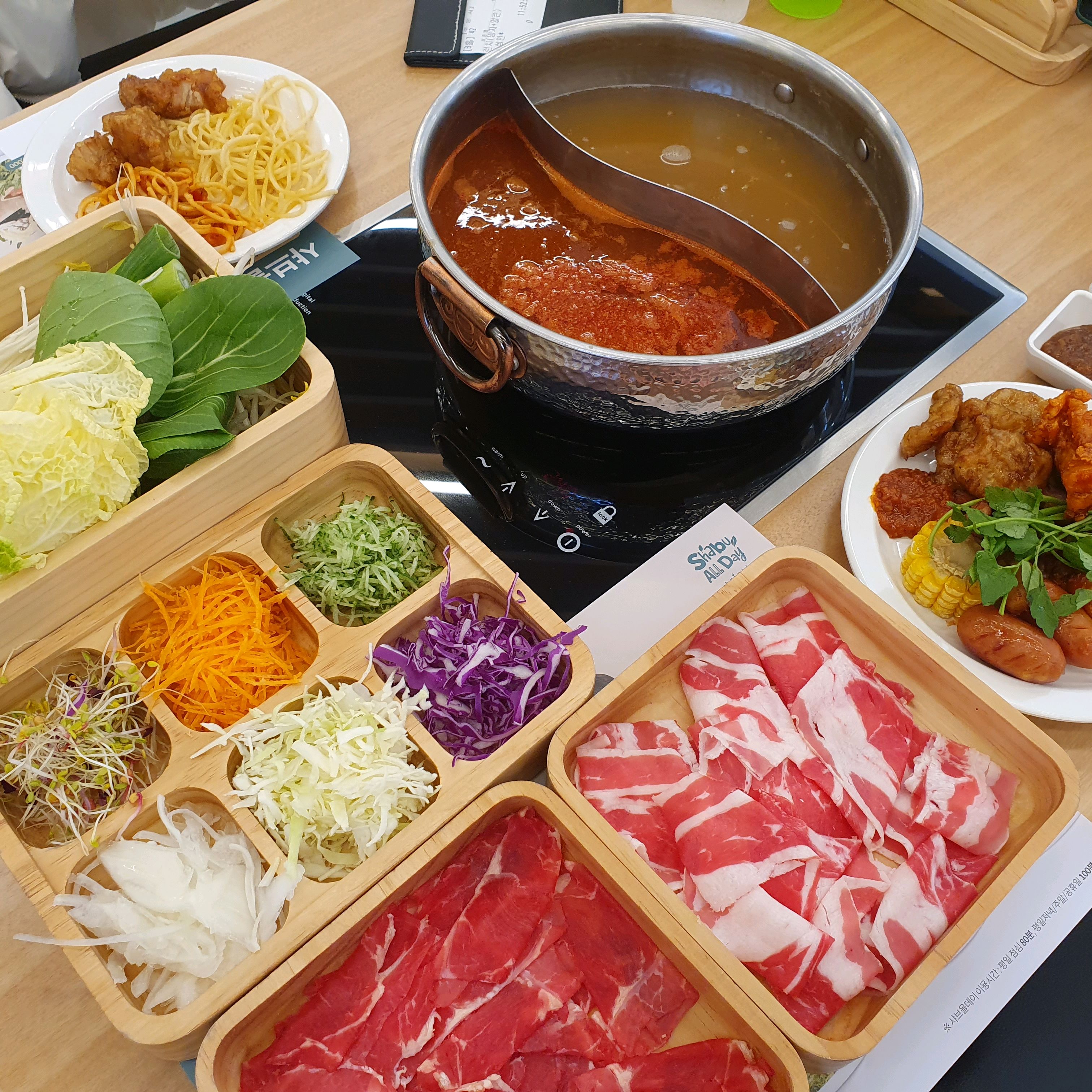 샐러드바 장난없습니다~!! 샤브샤브먹으러 갔다가 딴걸로 배채운... 모든메뉴 무제한으로 즐