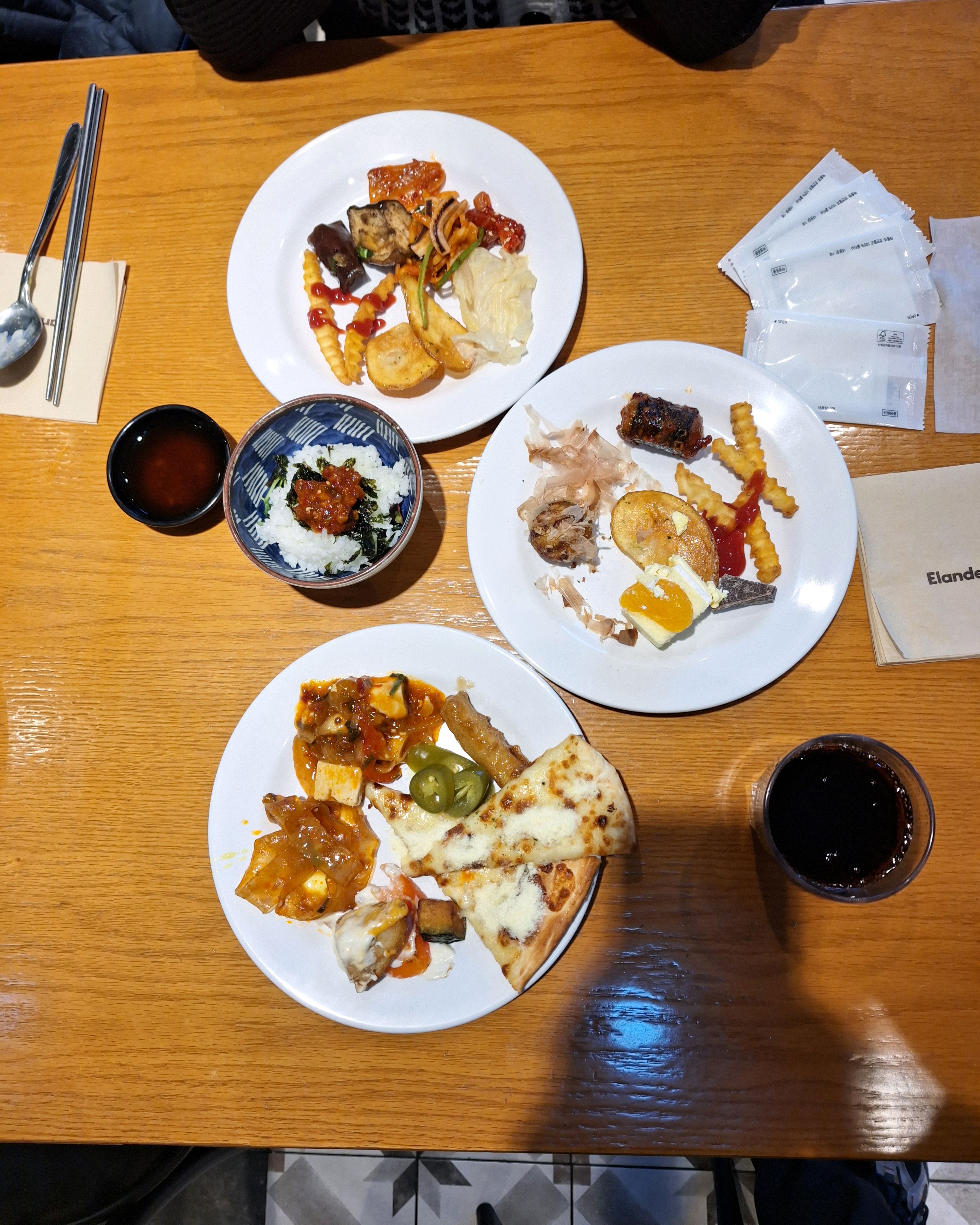 산속에 있어서 우리만 가는줄 알았는데 의외로 사람도 많고 시설 깨끗하고 주차하기 넘 편하구
