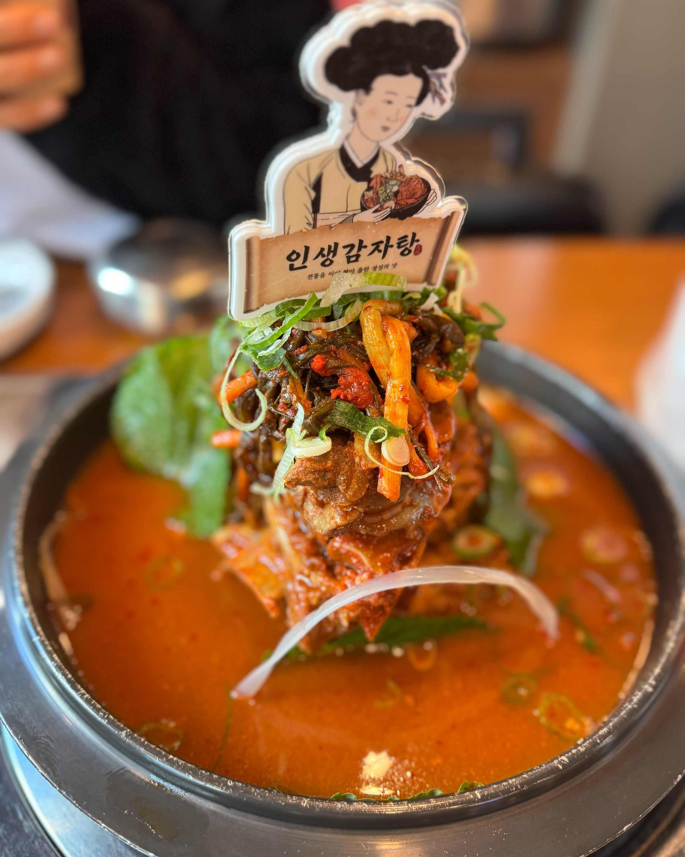 감자탕 원래 엄청 좋아하는데.. 파김치감자탕이라니 너무 얼큰하고 시원하고 맛있었어요. 뼈도