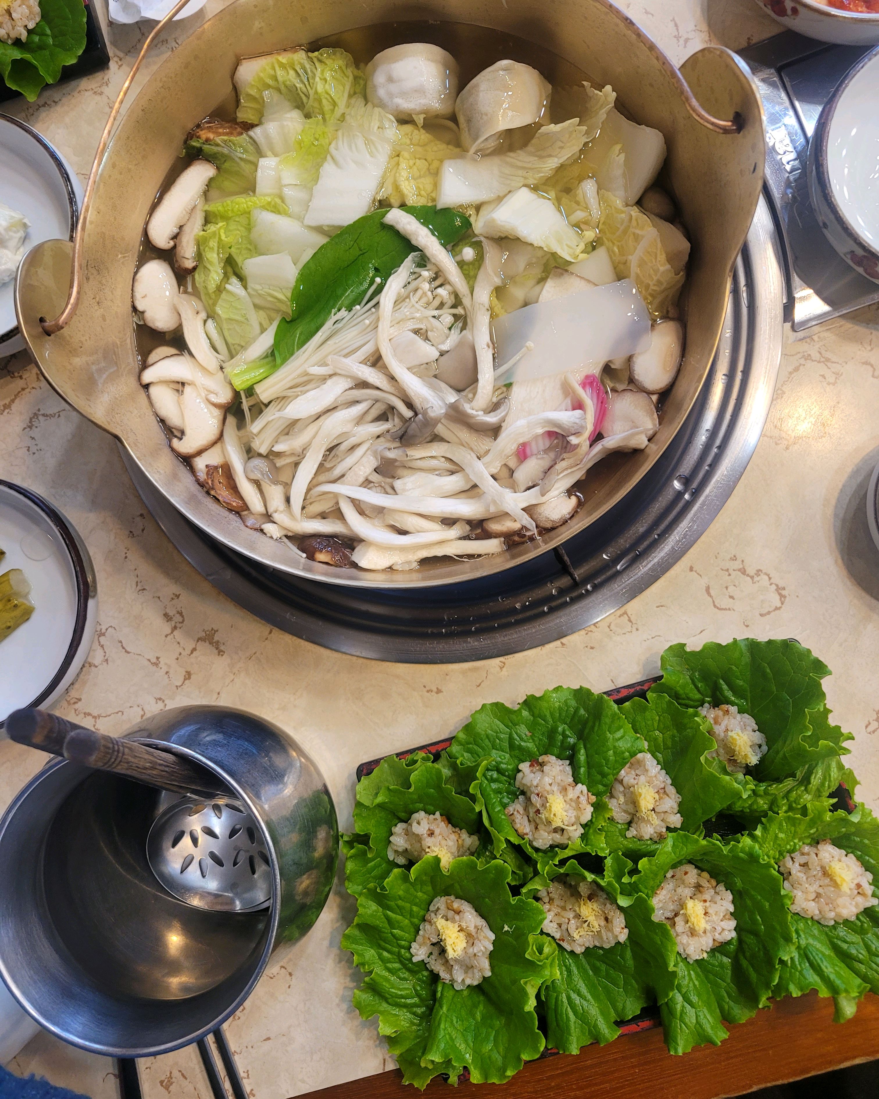 친구 소개로 가게 된 식당이에요. 밖에서 외관은 그냥 그랬기에 큰 기대없이 들어갔는데 안에