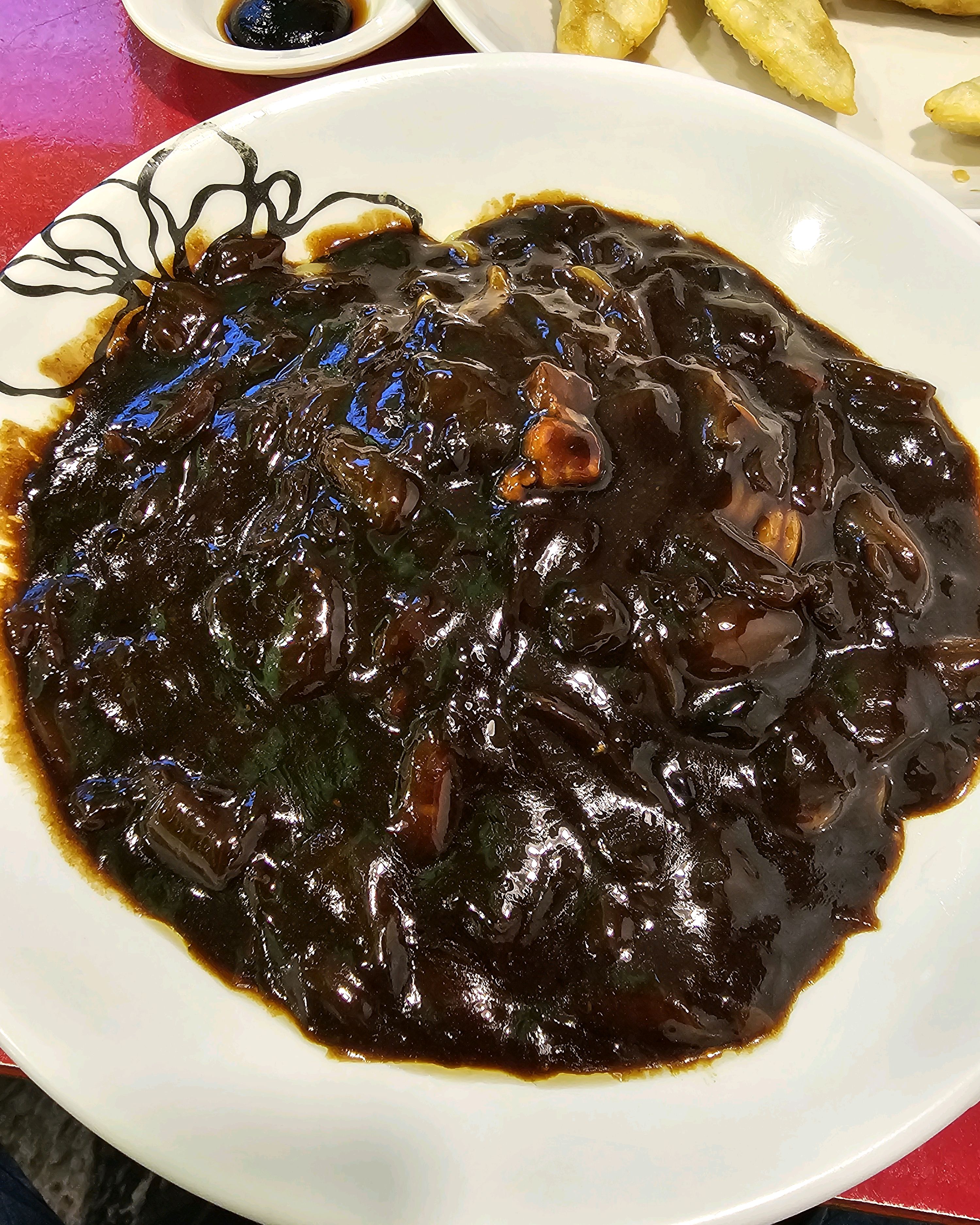 맛있습니다. 가성비가 어마무시하네요. 군만두보다 짜장면이 싸네요 🤣 - 천호동 맛집 황실짜장 광진교4호점