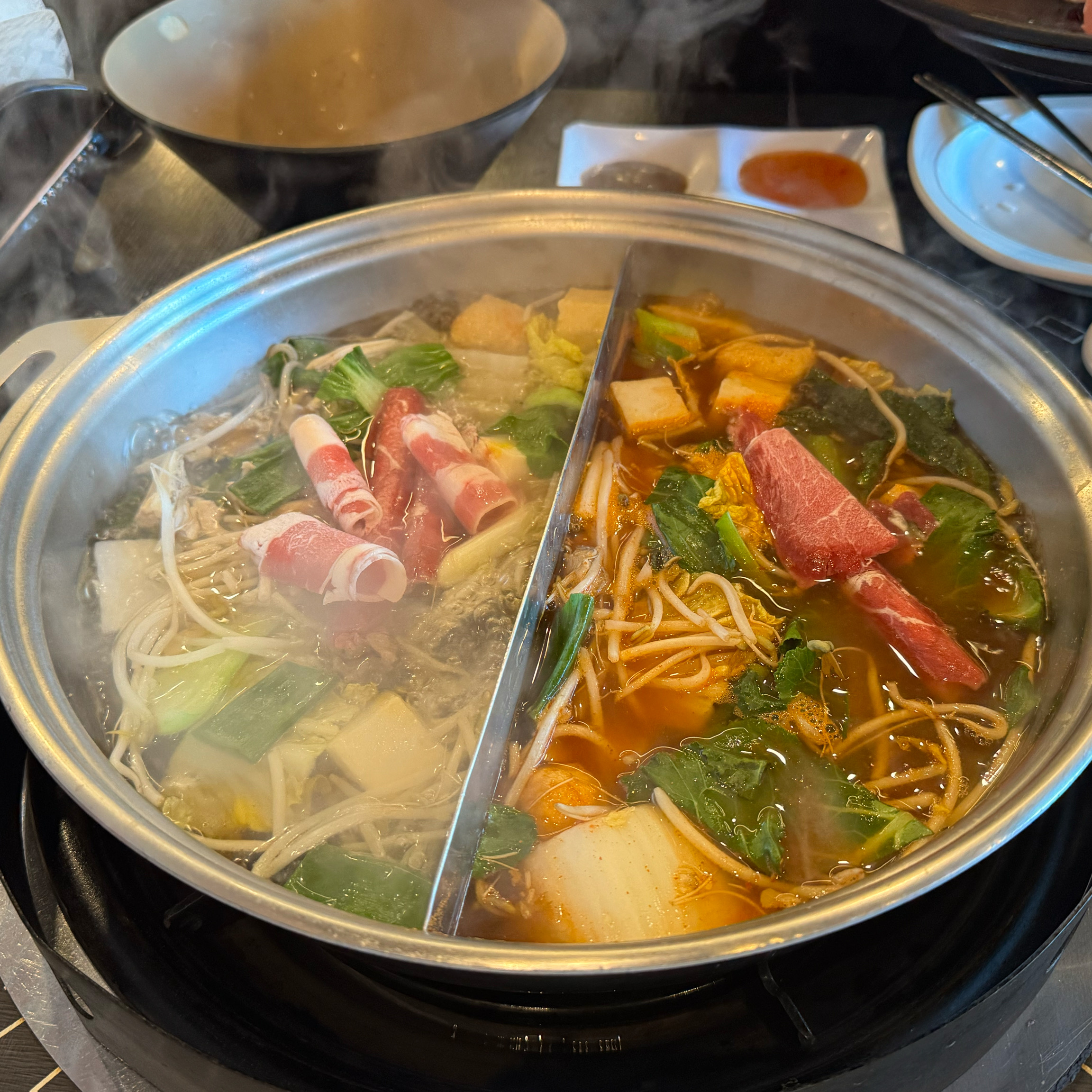 매장도 넓고 야채나 다른것도 바로바로 채워주셔서 좋아요. - 보라매역 맛집 소담촌 보라매역점