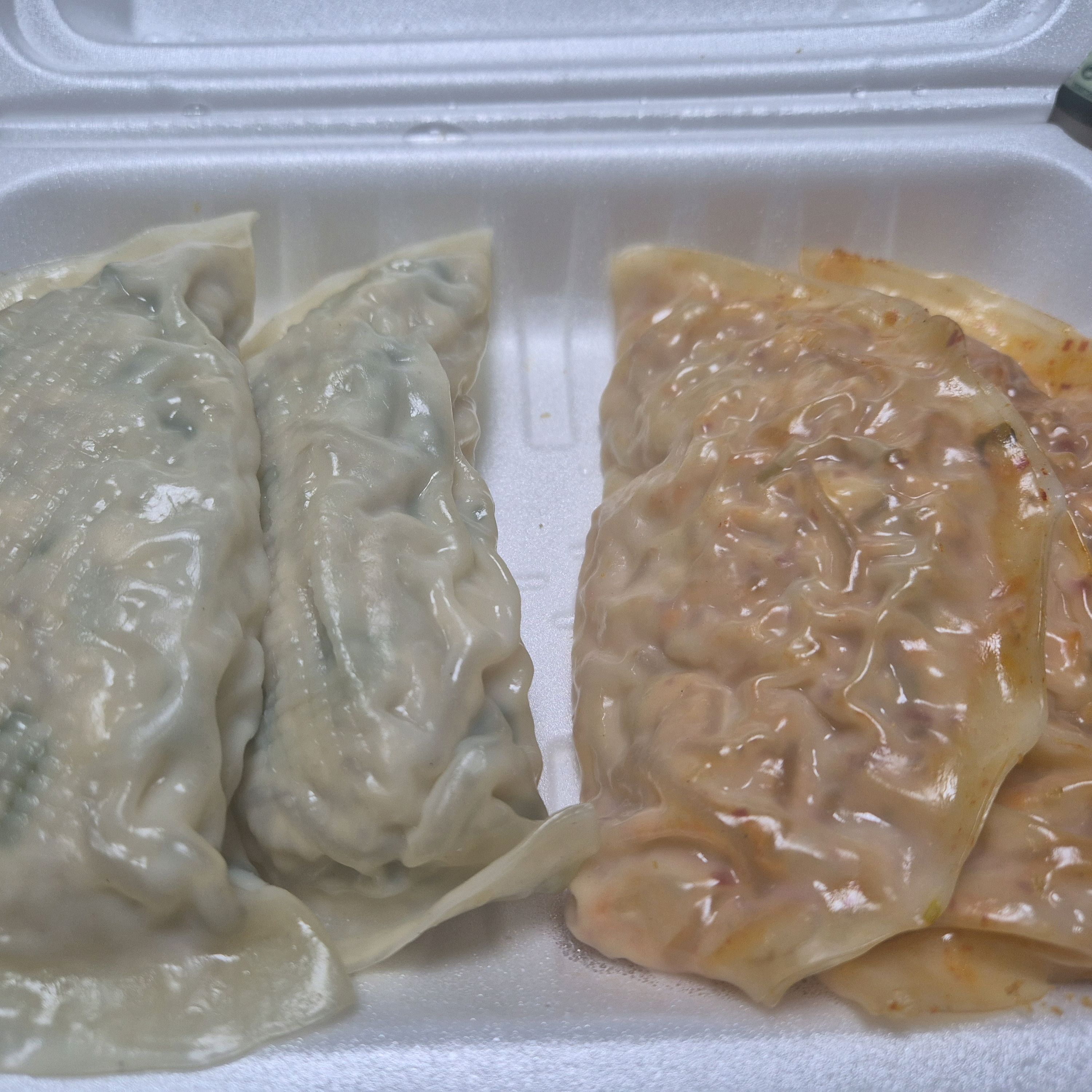 만두가 엄청 크고 실하고 간도 잘맞고 내용물이 충실합니다. - 권선동 맛집 만두에 진심