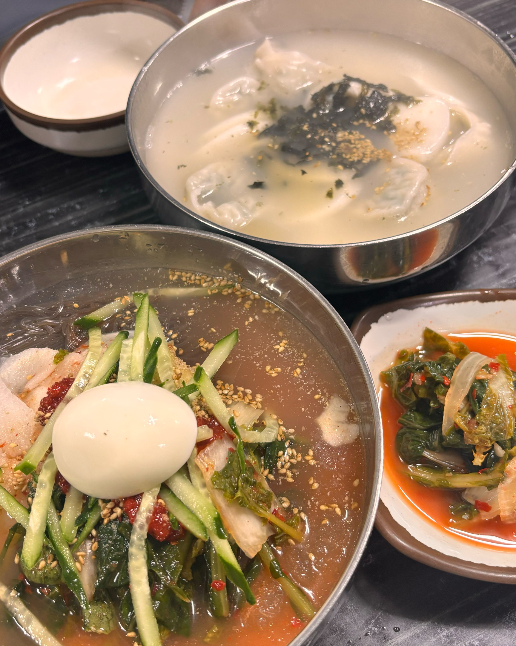 둘 다 너무 맛있었어요!! 추워서 떡만둣국도 시켰는데 열무냉면이랑 같이 정말 잘 먹었습니다