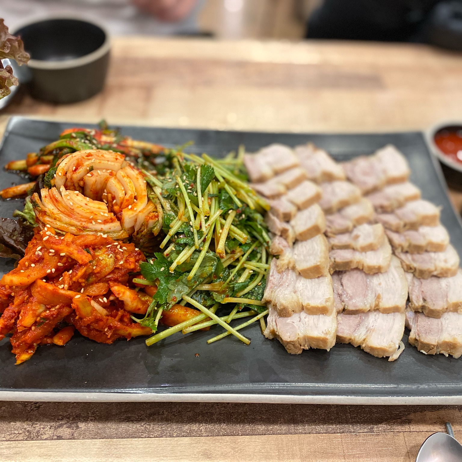 싱싱한 굴과 함께 먹는 보쌈은 환상의 맛이에오 ❤️👍🏻 - 권선동 맛집 보쌈1979 본점