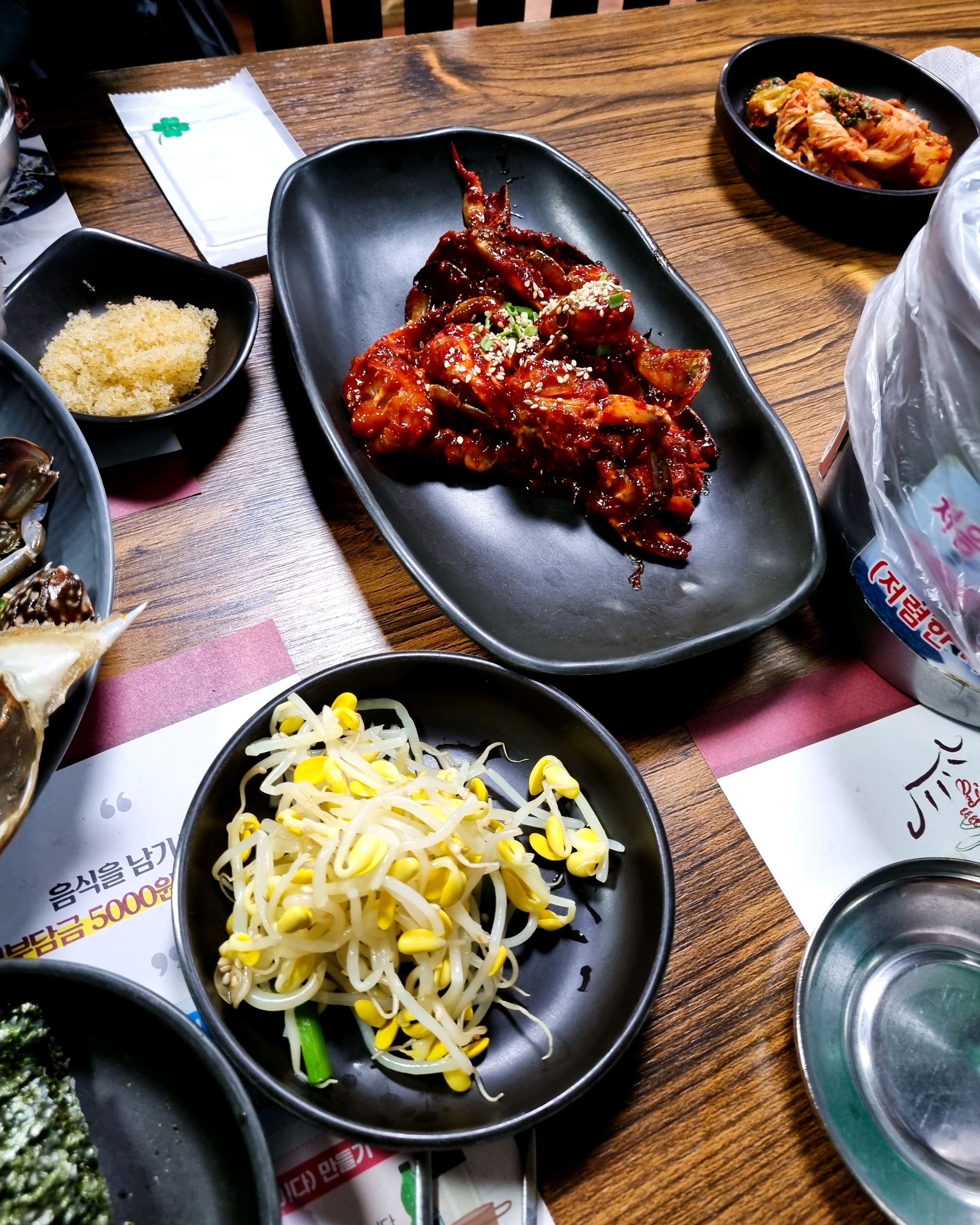 간장게장 옛날처럼 맛은 아니지만 무한으로 먹을수 있어요 양념게장은 맵지않아서 아이들도 잘