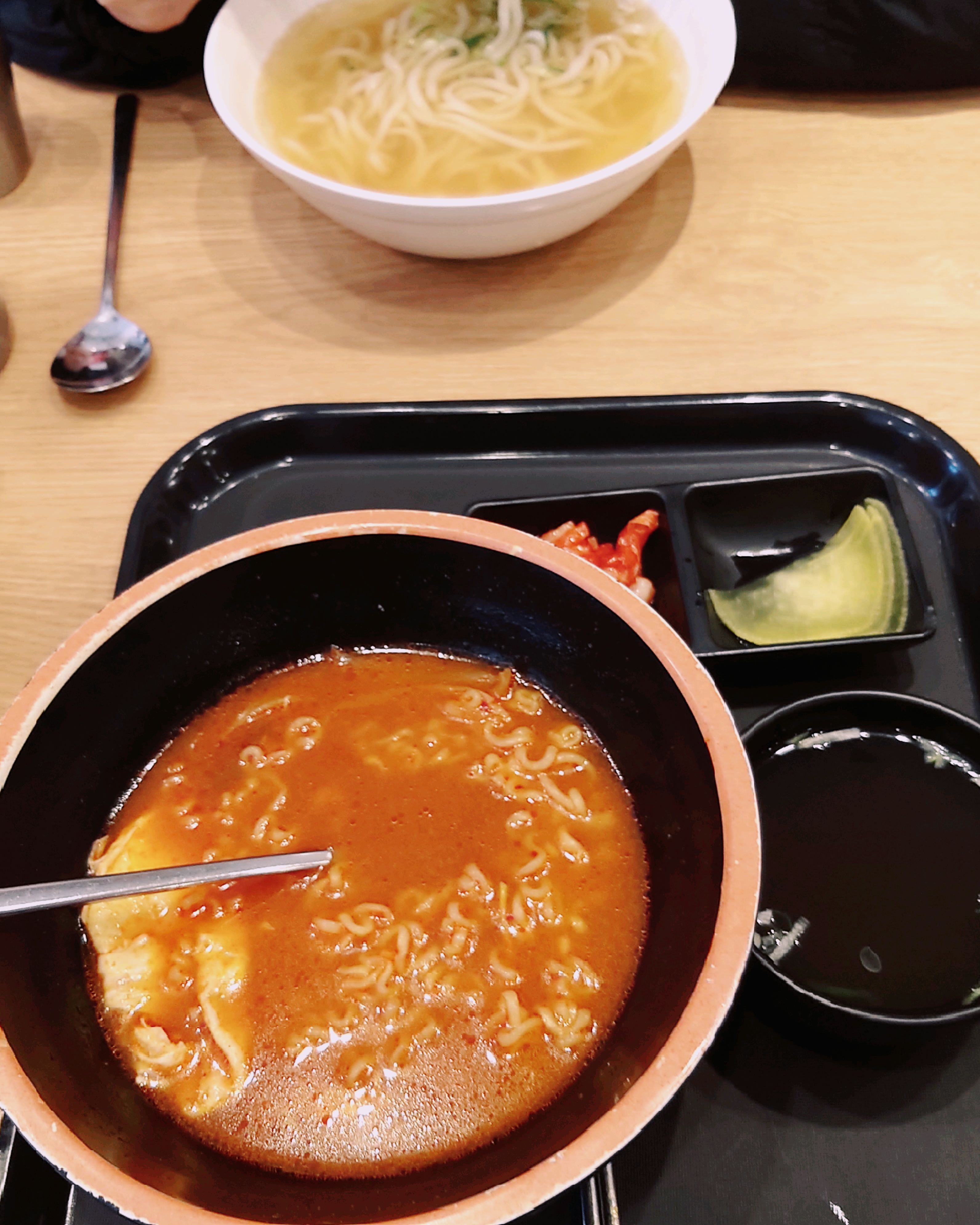 라면 면발 쫄깃하고 양파,당근, 대파 들어가서 맛있네요. - 천호동 맛집 싸다김밥 천호역점