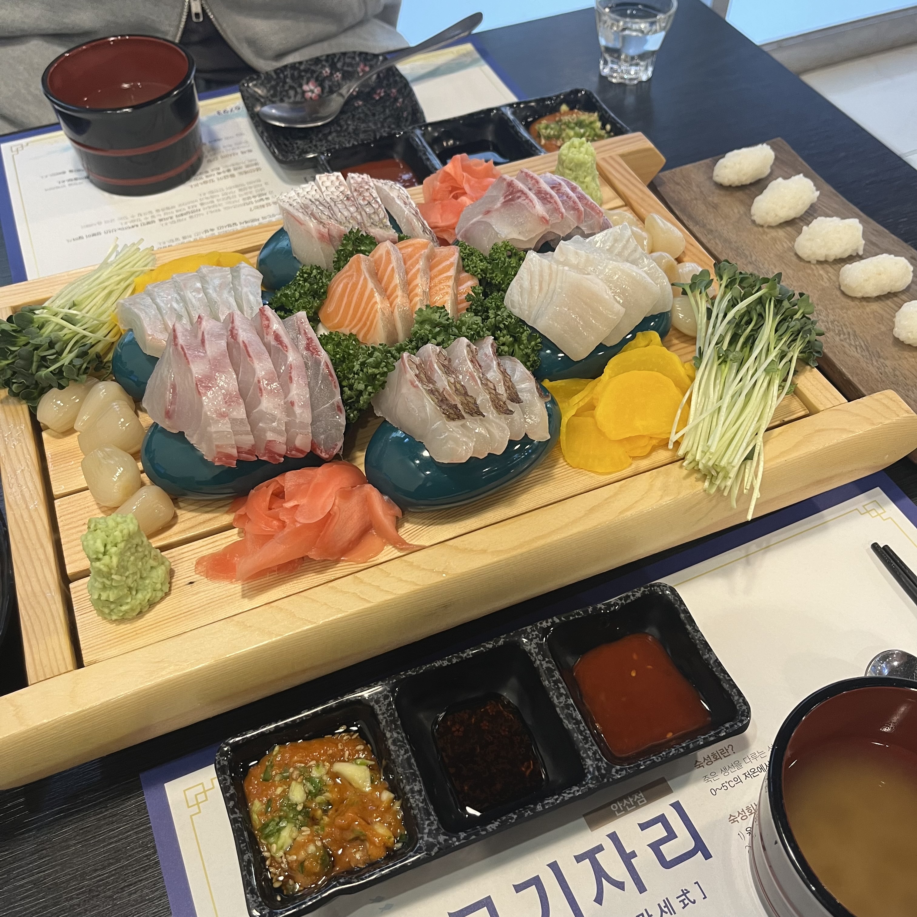 회, 해산물은 잘 못먹는 남자친구가 조금씩 회에 입문하고있는데 숙성회라면 잘먹을수있지않을까