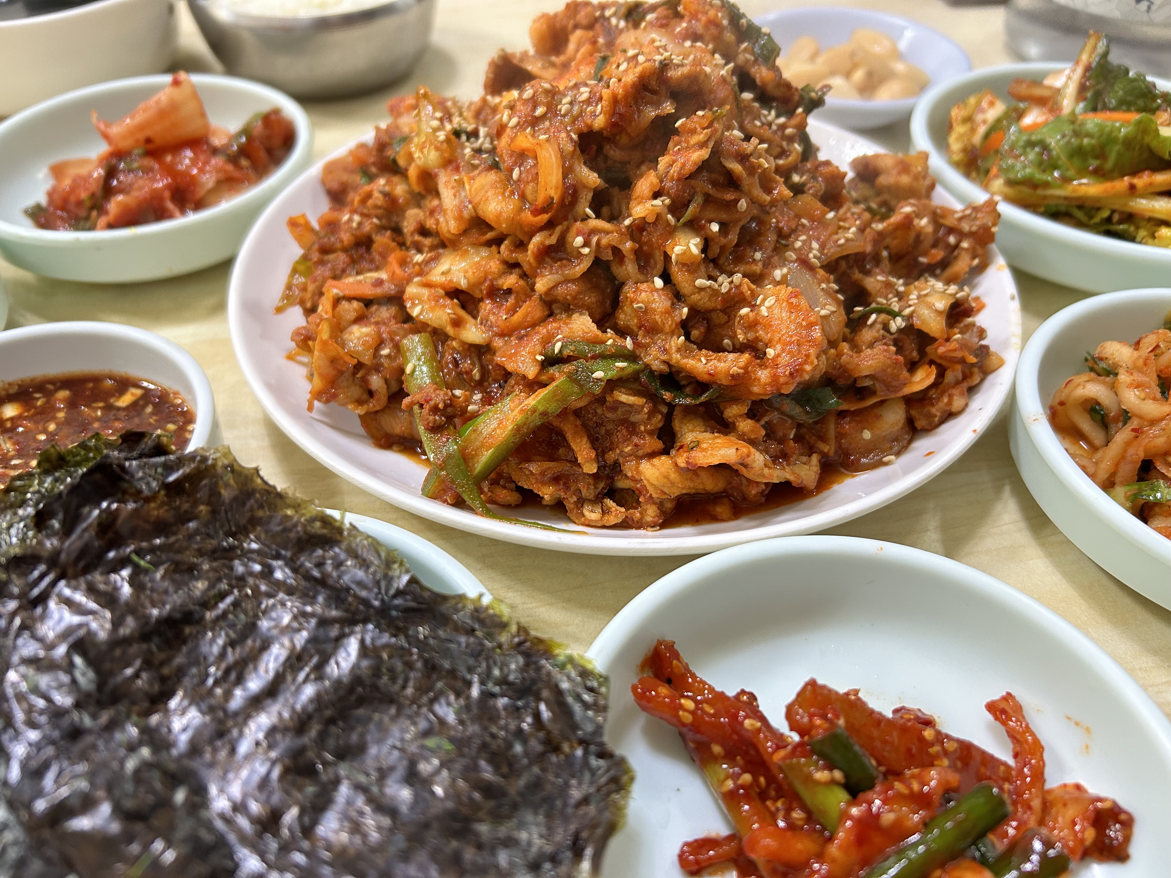 산더미 제육볶음 진짜 맛있네요 - 천호동 맛집 군산식당