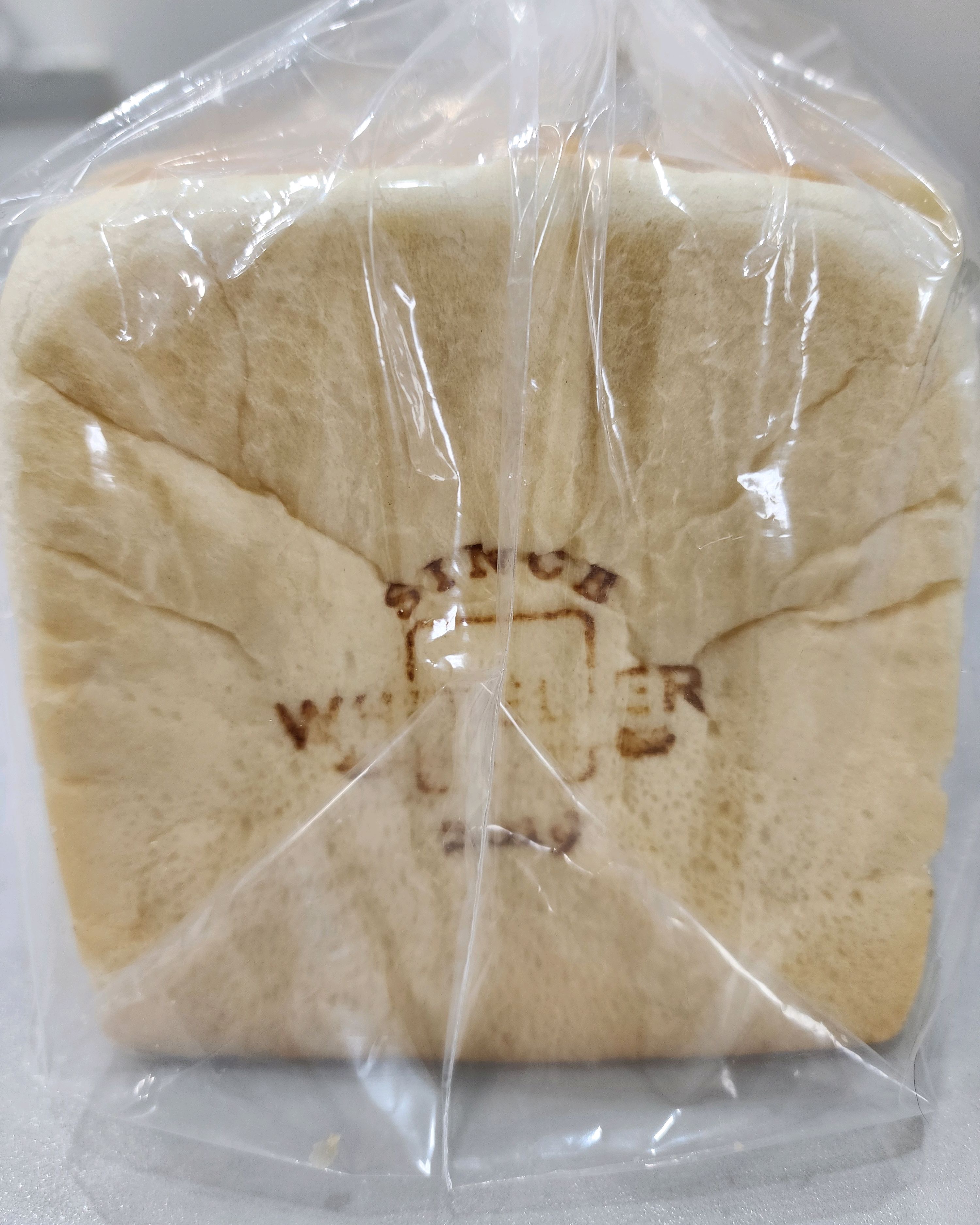 이런 빵집이 있다는 게 좀 신기해서 빵집에 들어갔는데 생각보다 빵을 구매할려는 사람들이 많