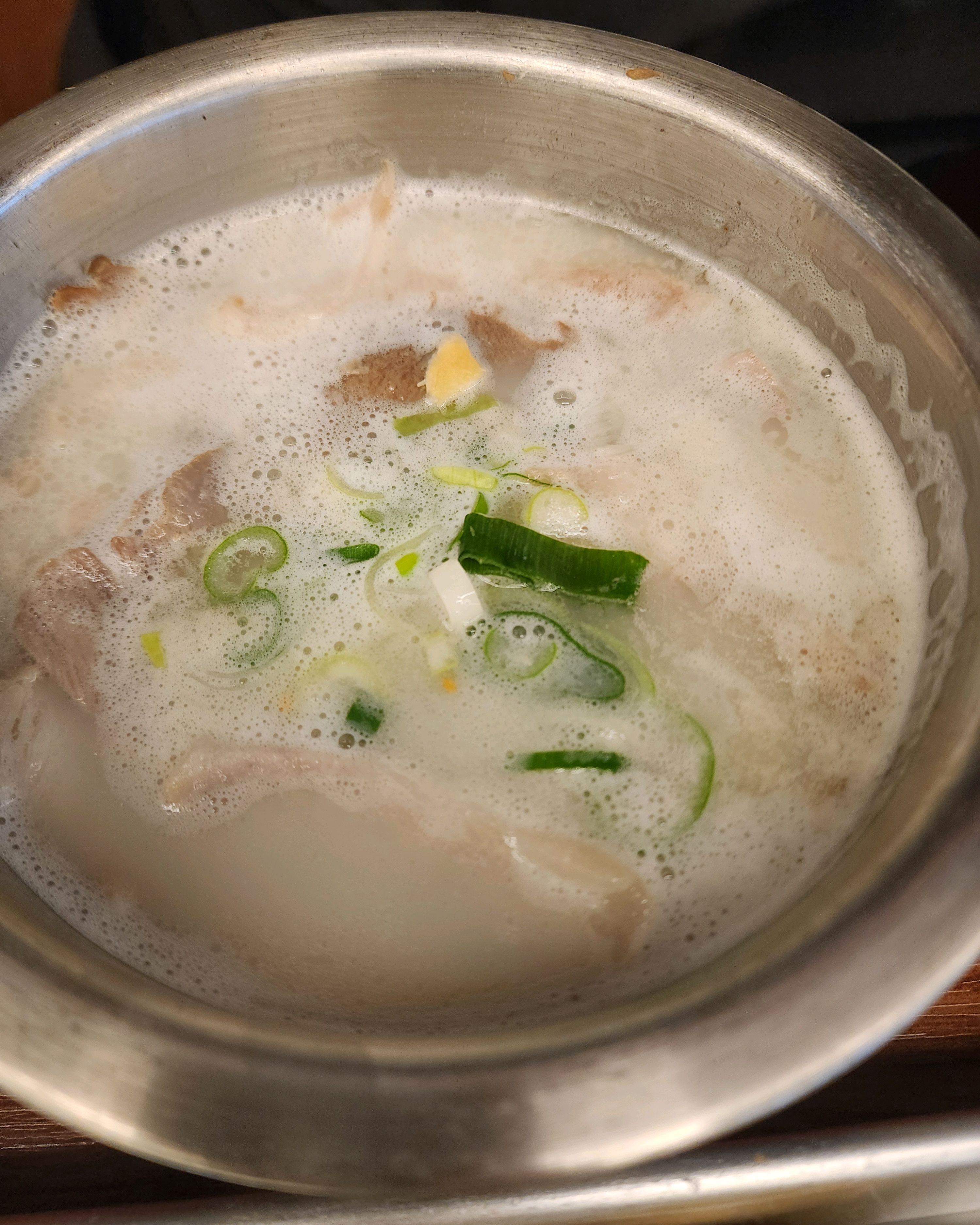 돼지국밥 특자 일반가격이랑 같고, 밥도 무한리필에, 셀프바에서 소면도 계속 가져다먹을 수